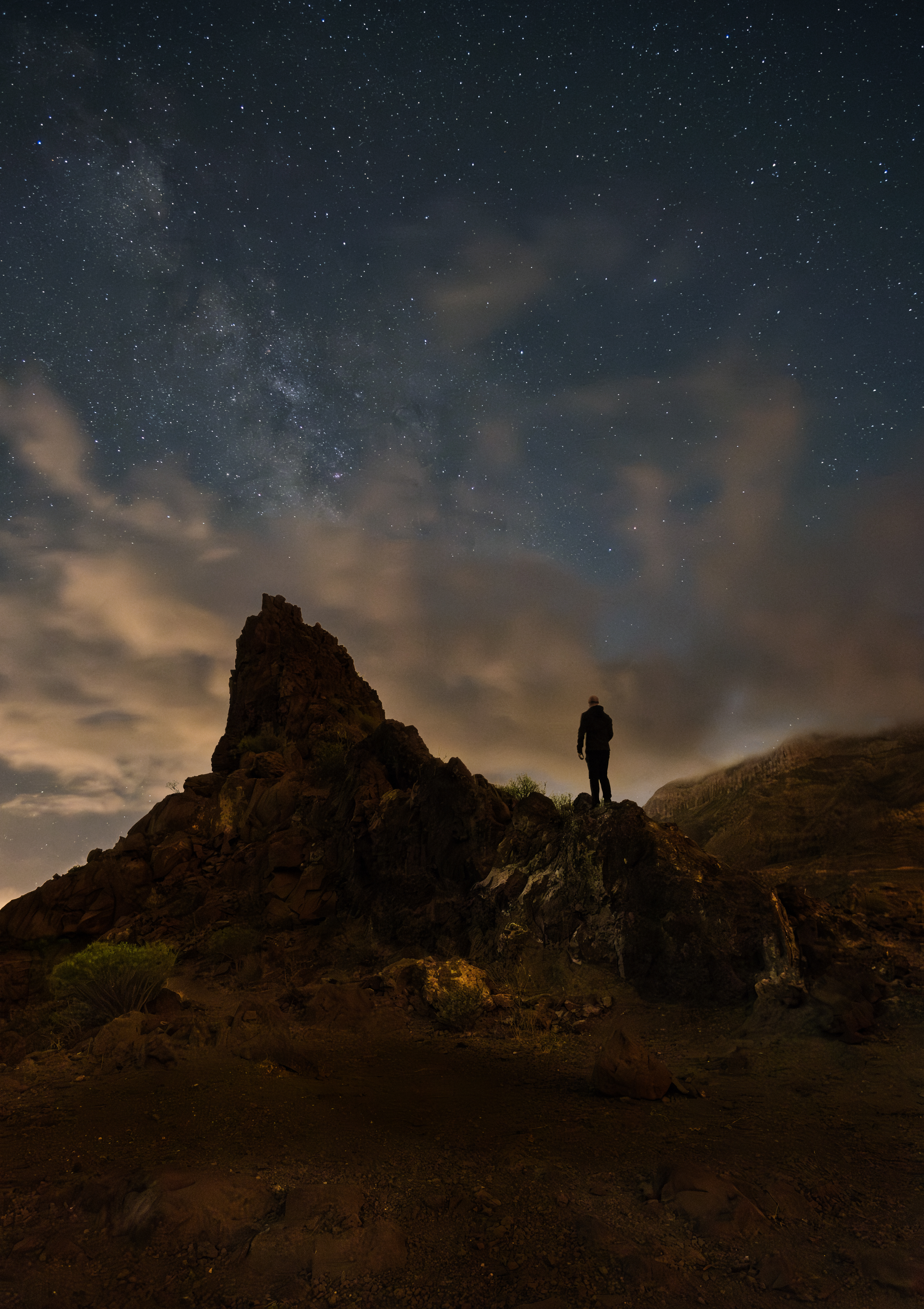 Fortaleza de Ansite en una noche con nubes