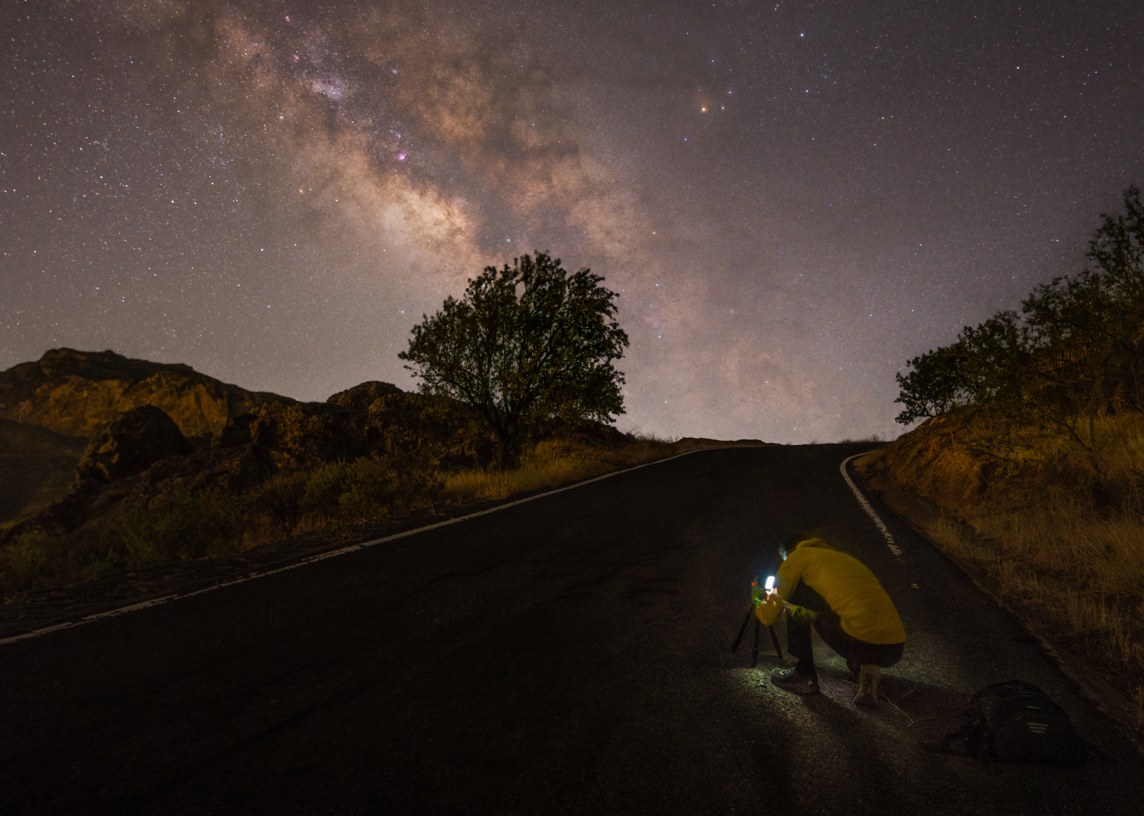 Joel Pedroche fotografiando la Vía Láctea en Roque Bentayga