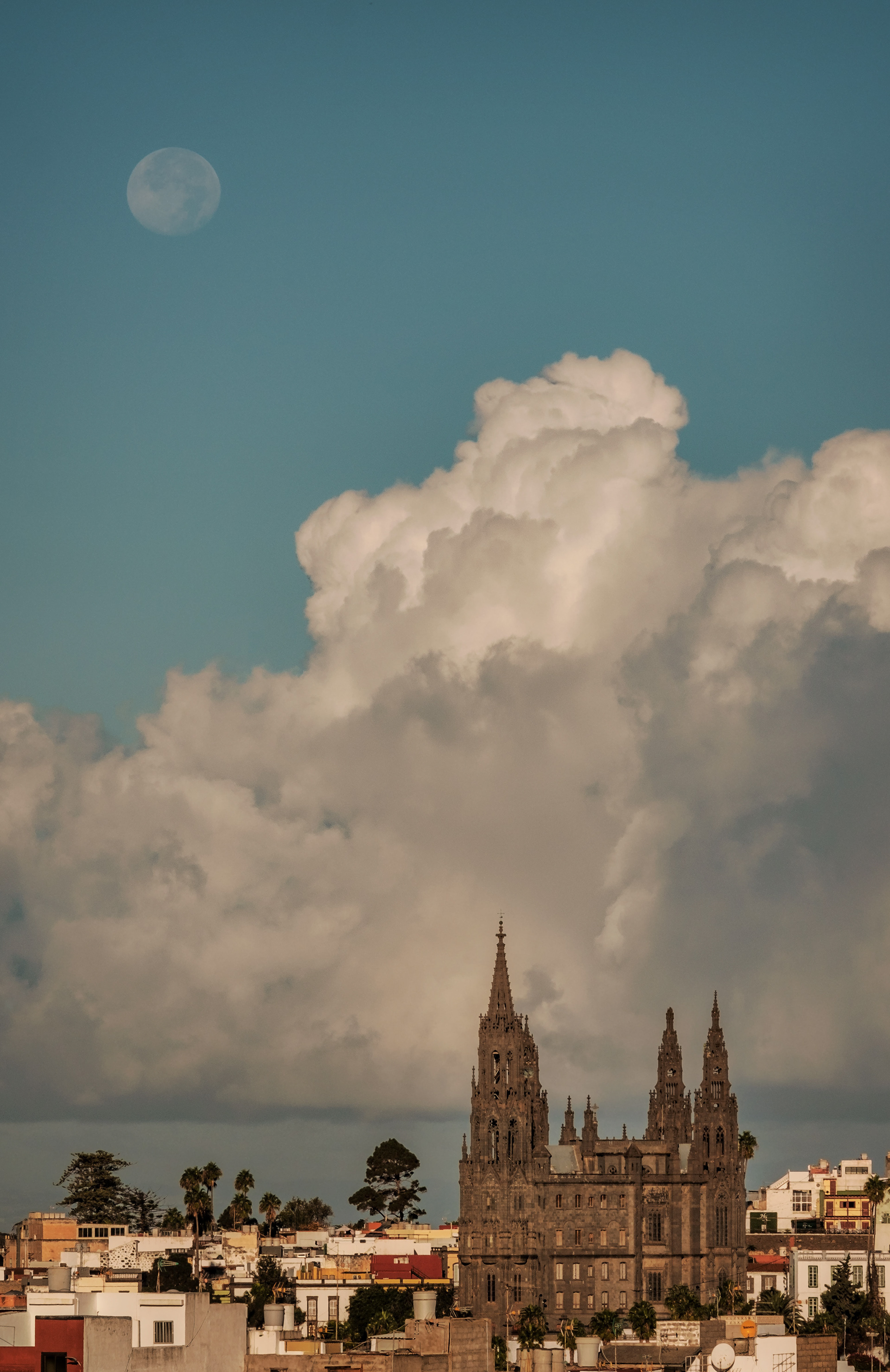 Puesta de luna en Arucas - Basilica de San Juan Bautista