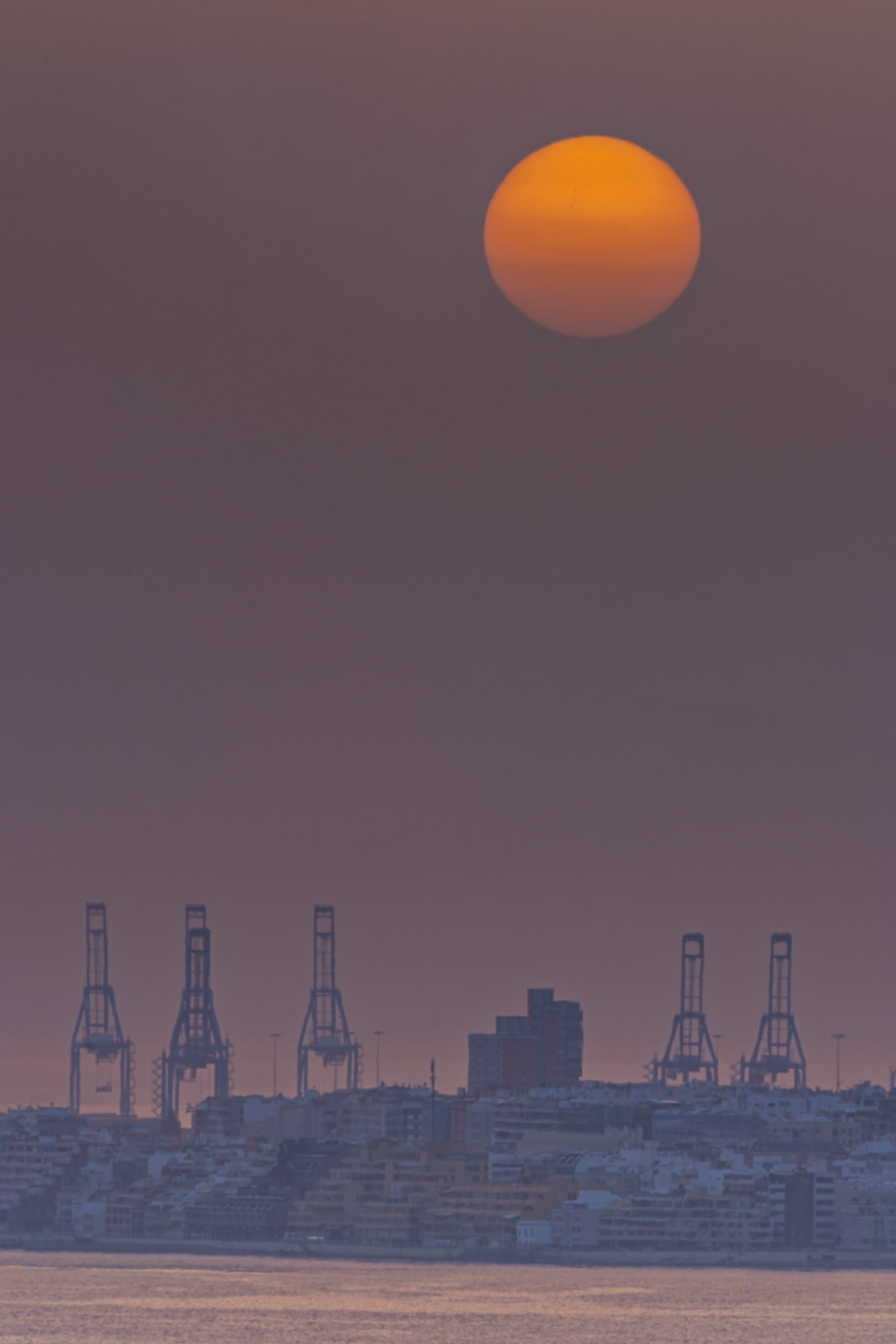 Salida de sol sobre el Puerto de la luz y de Las Palmas