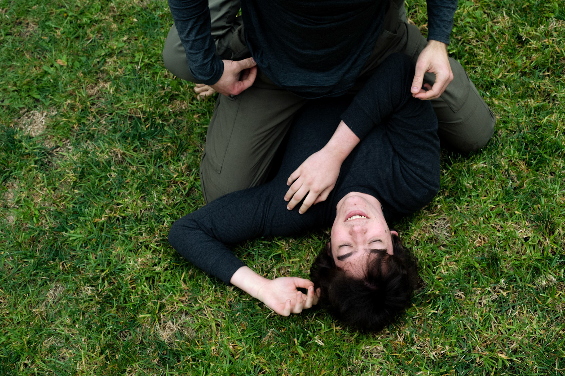 cousins wretle in the garden. 2022.