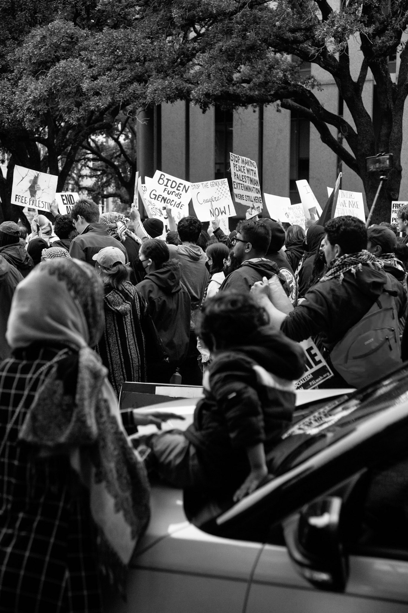 A mother and child watch the mobilizing crowd of thousands.