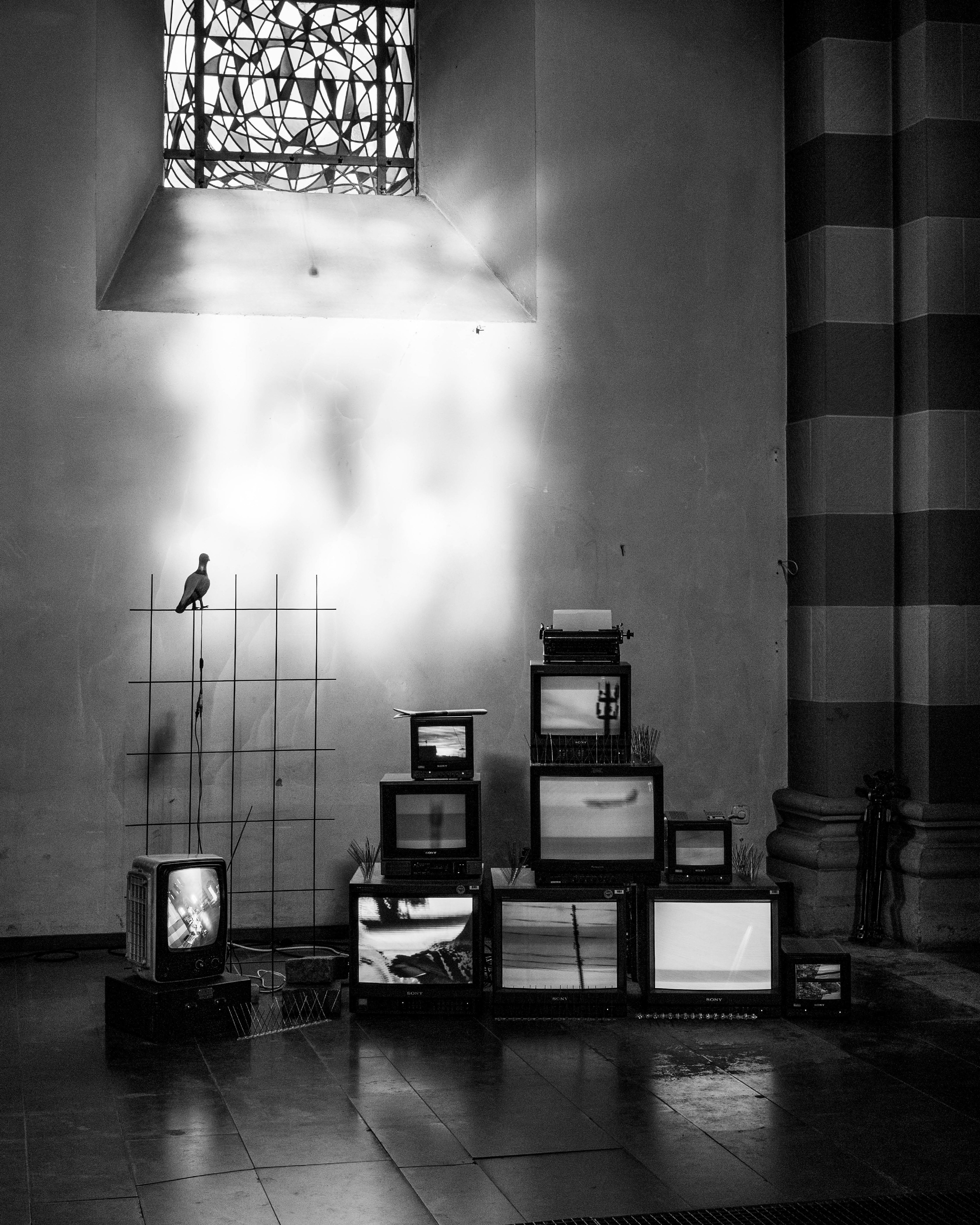 9 Röhrenmonitore übertragen Videos und Sound und erschaffen eine beklemmende Atmosphäre