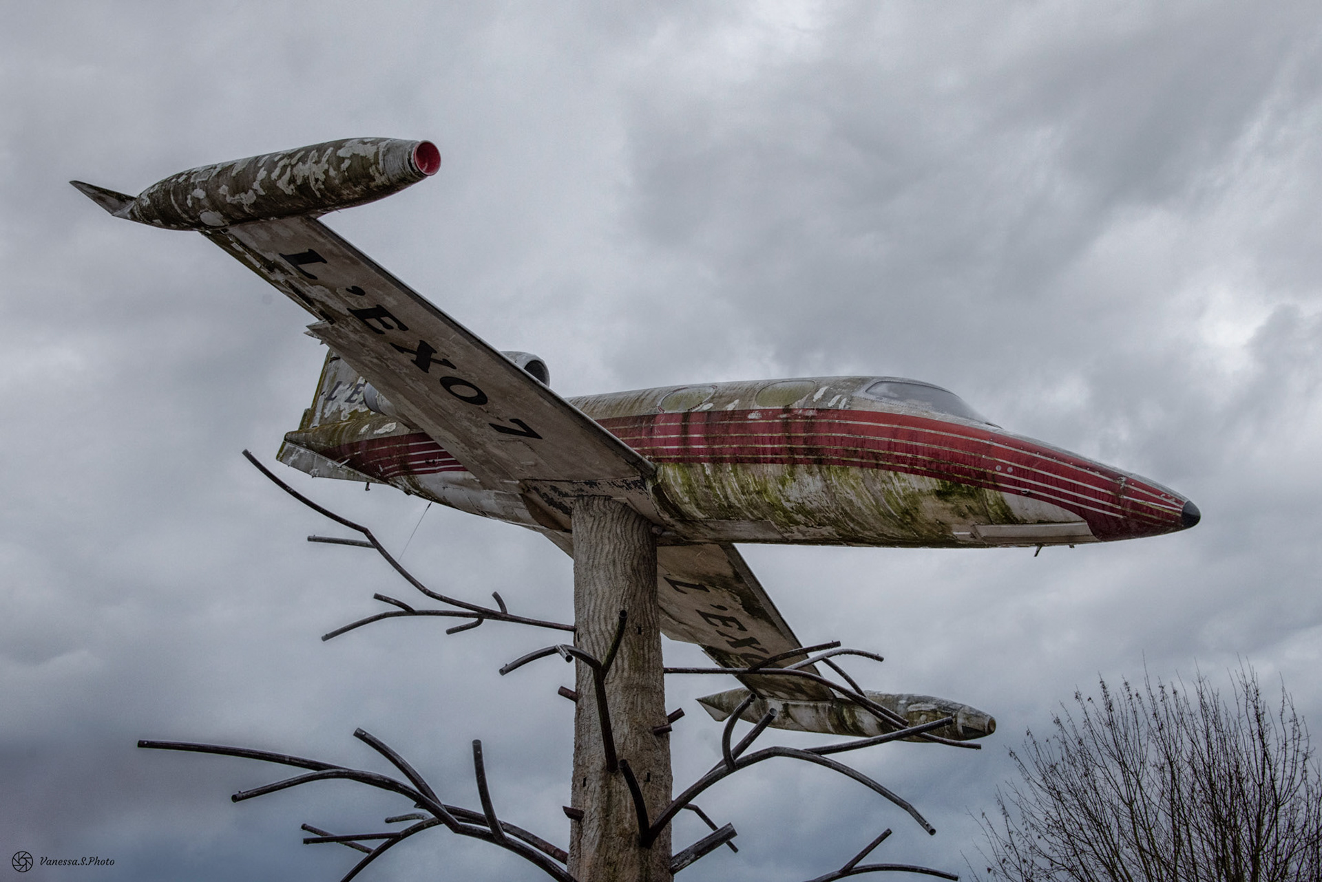 Mascotte sur un bâtiment à quelques centaines de mètres en référence à l'aérodrome.