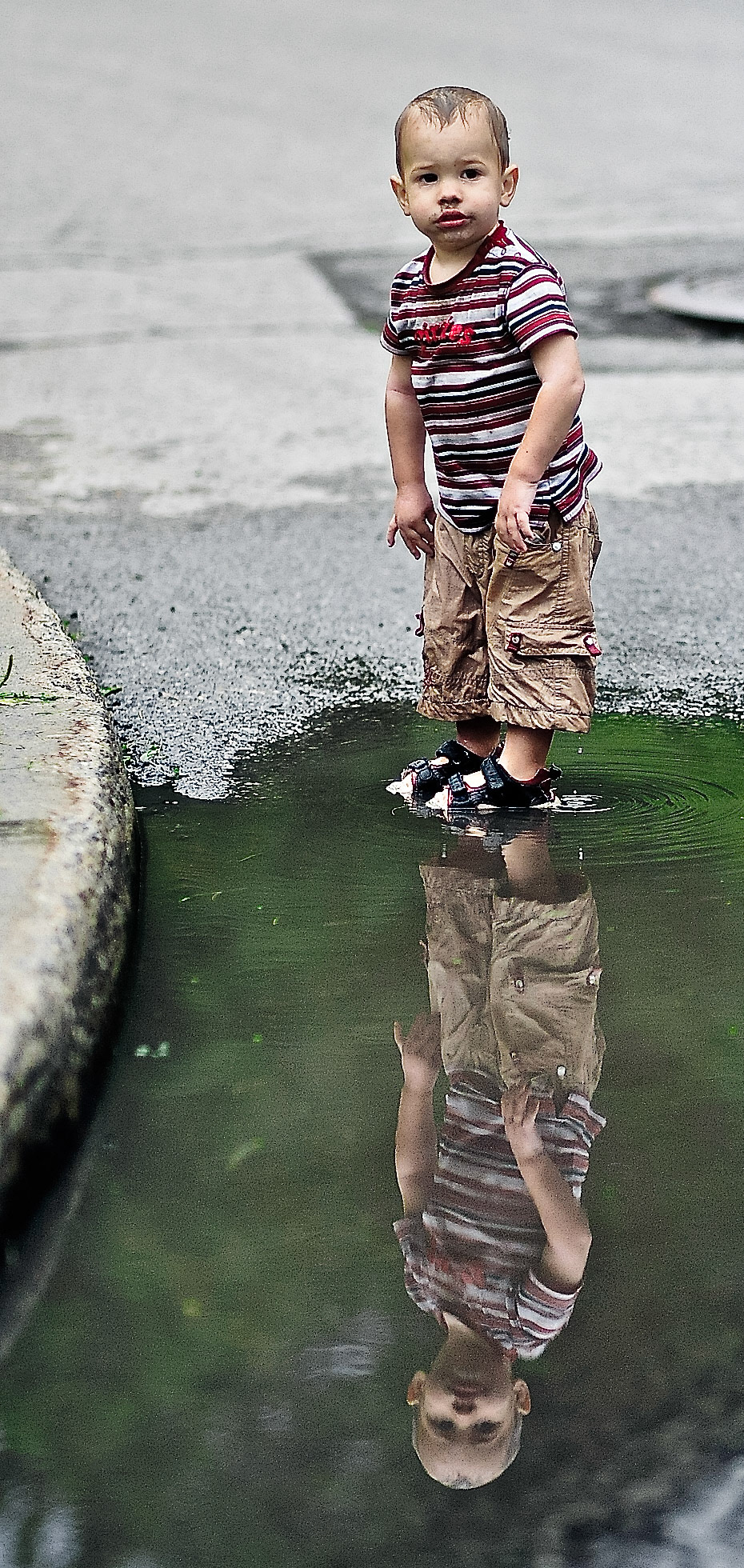 Manu fait pipi dans la flaque
