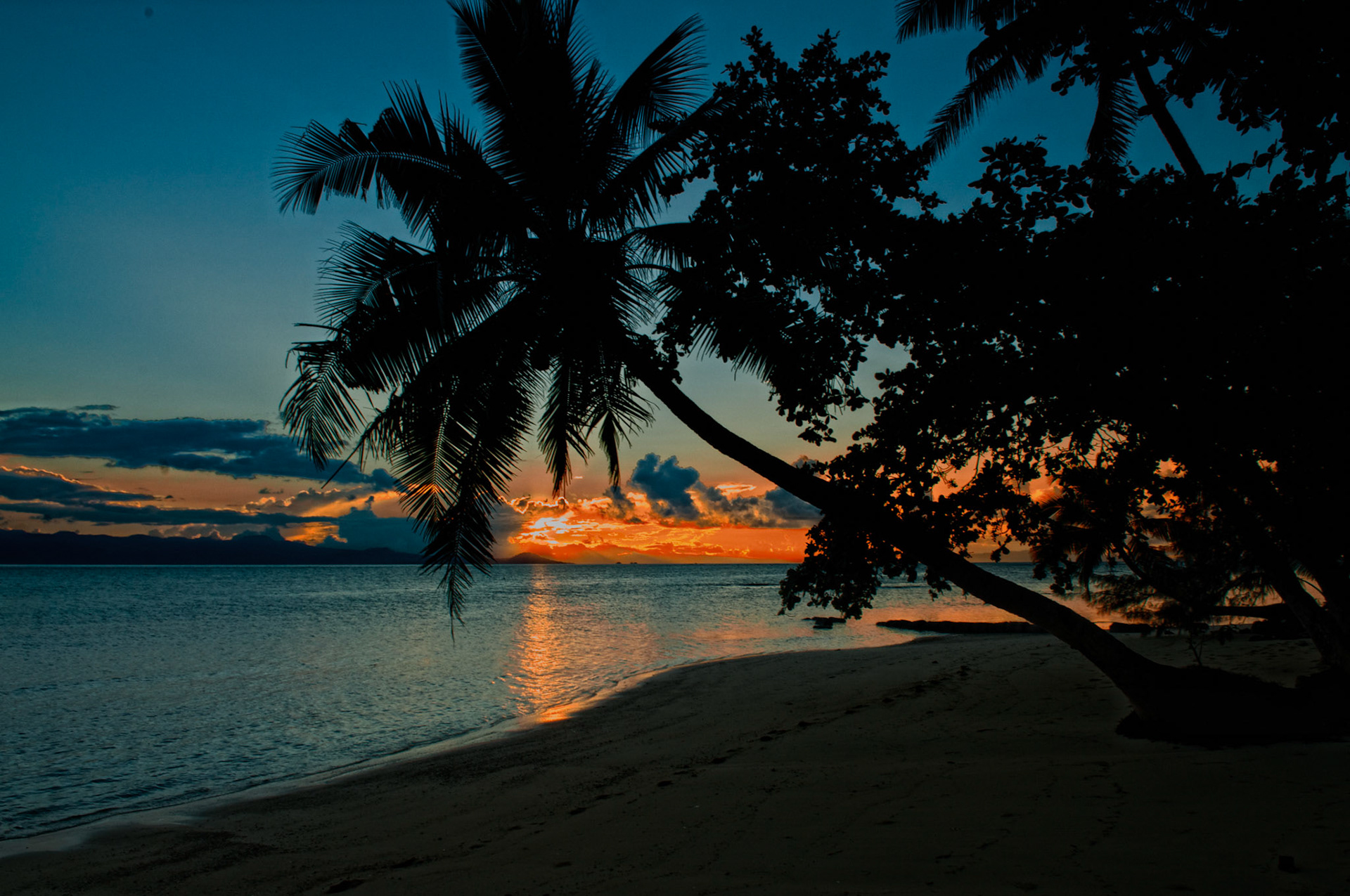 Sunset Matangi, Fiji