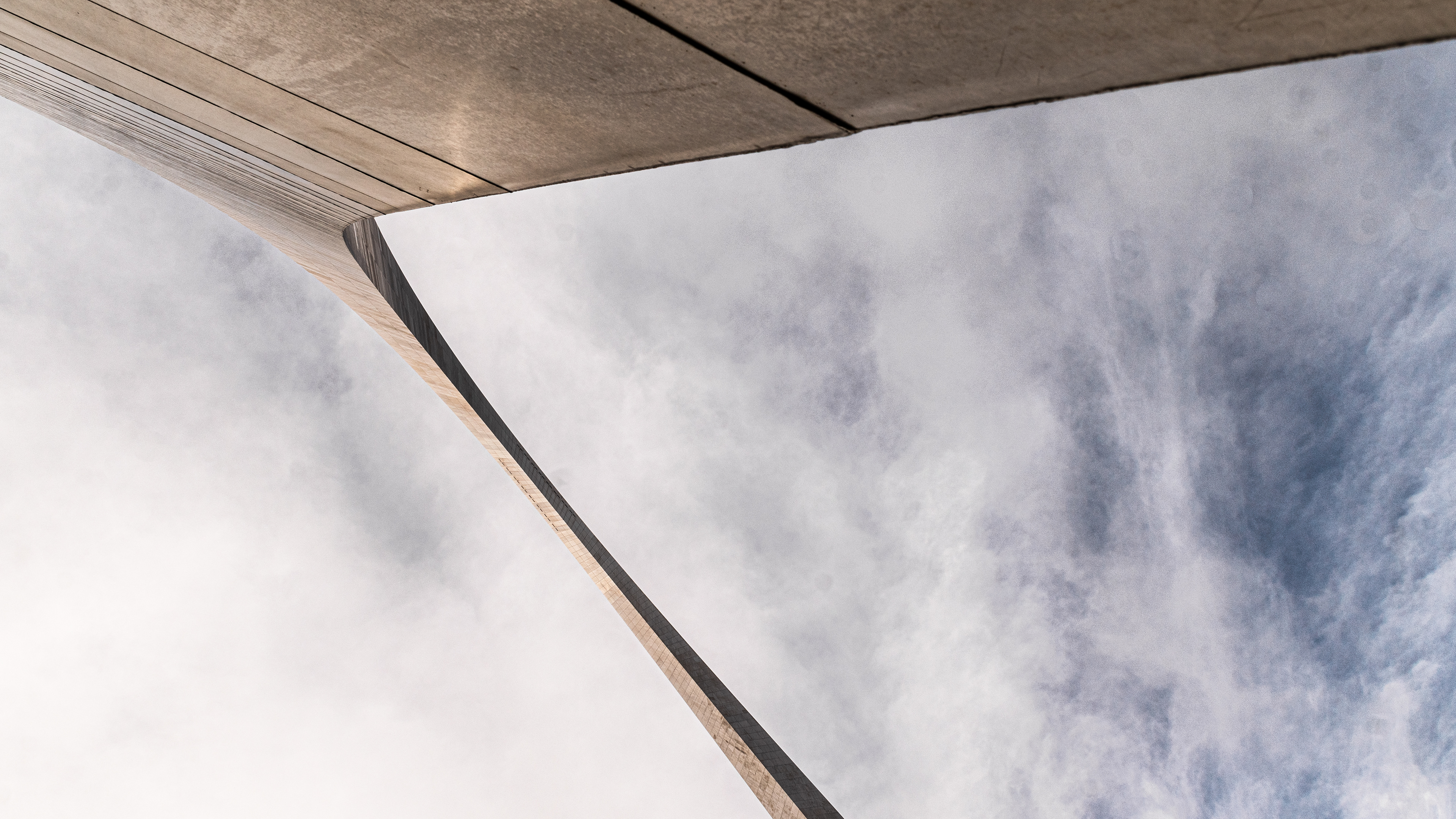 #5392 Looking up The Gateway Arch