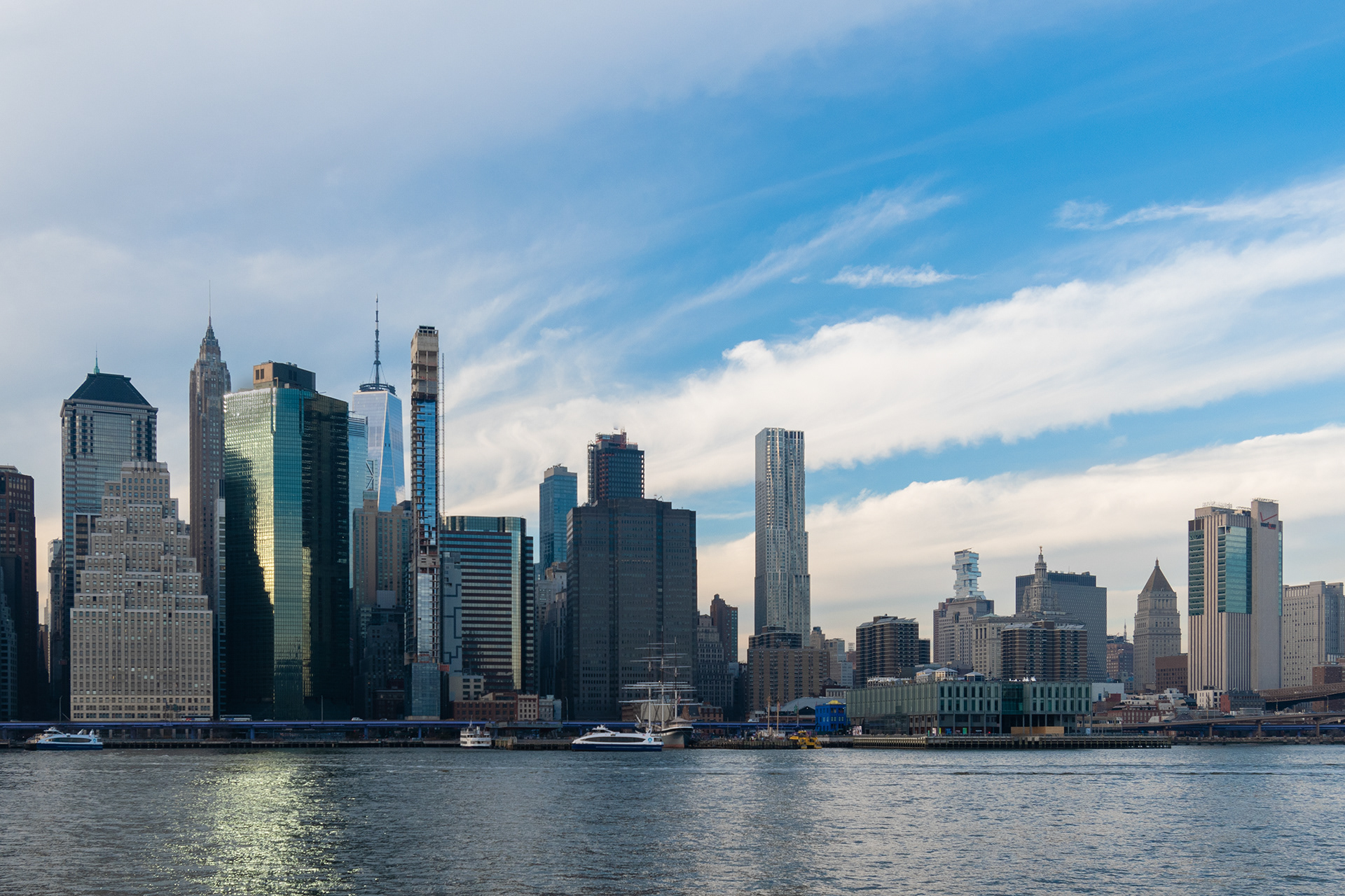 #0567 Manhattan Skyline from Brooklyn Bridge Park