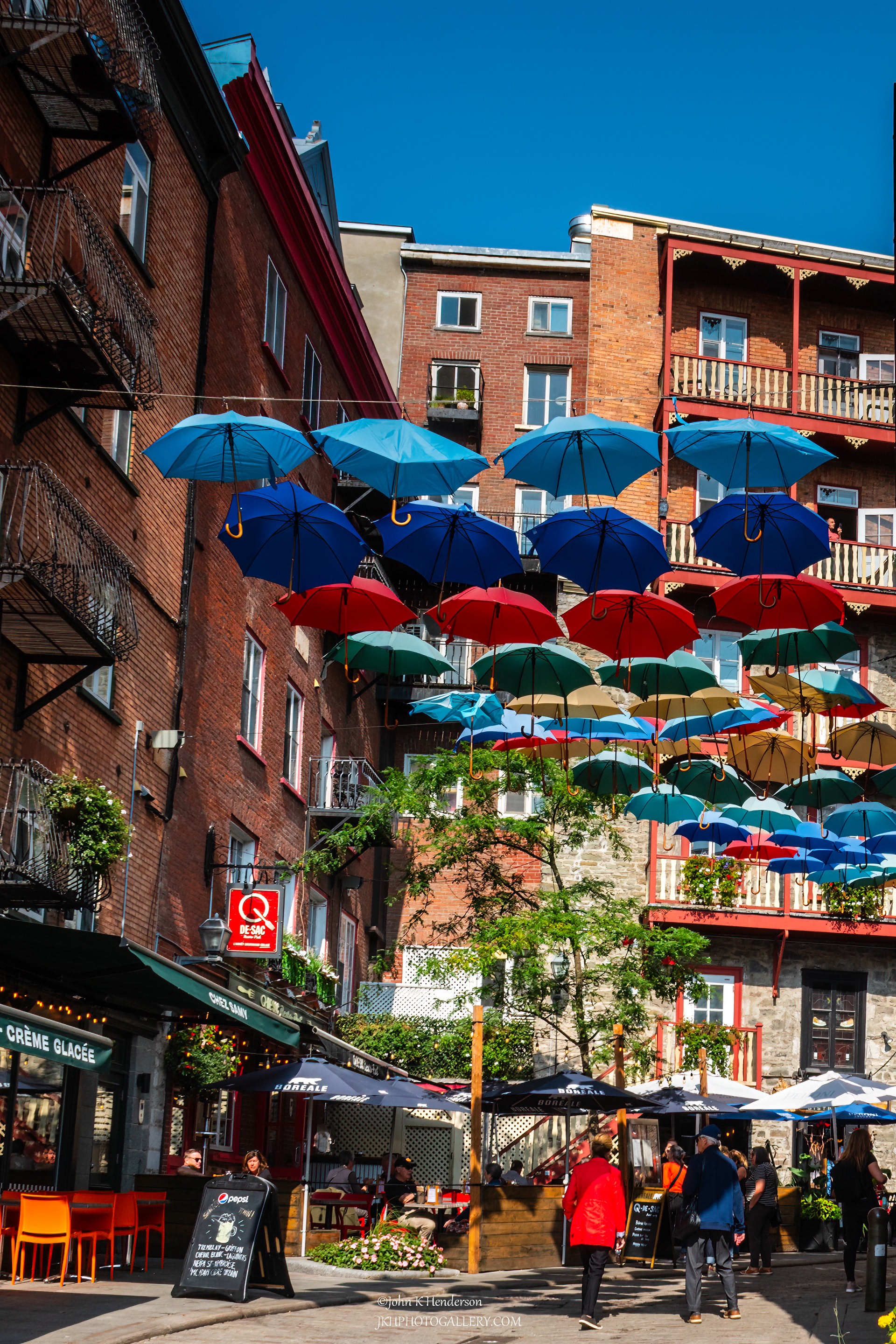 #0688 Umbrella Alley in Quebec