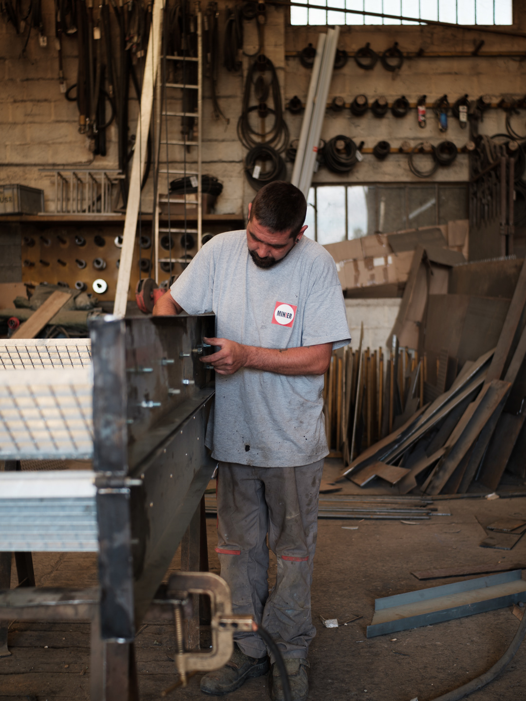 Johnny est arrivée en 2014 chez minier en tant que chaudronnier. Dans son atelier il a la tâche de fabriquer tous ce qui est imaginable en métal, des pièces pour réparer les véhicules à l'escalier de secoure d'un bâtiment.