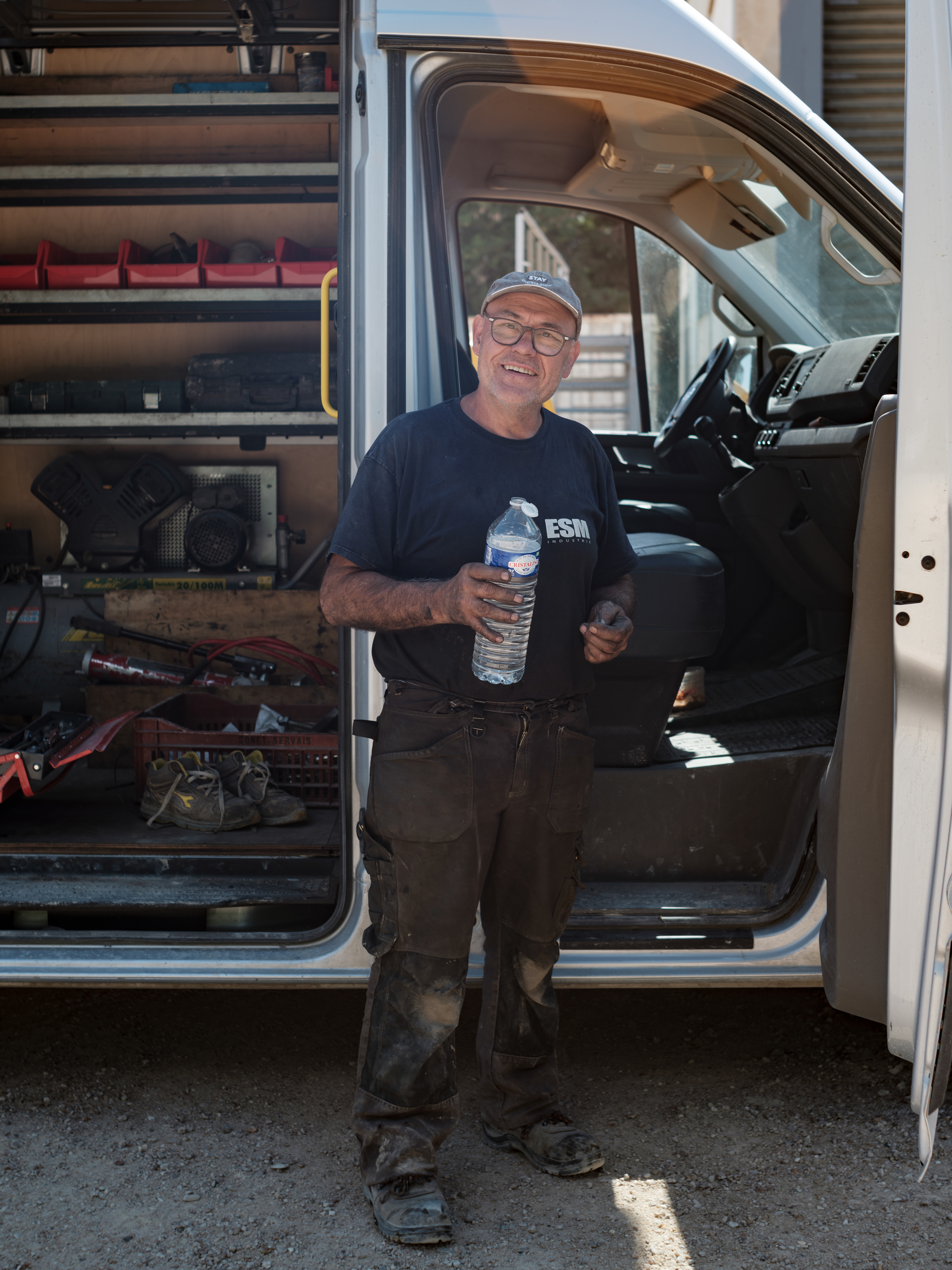 Jean louis est mécano tout genre. Il travaille pour une autre entreprise, sous traitant de Minier, et vient prêter main forte de temps en temps pour réparer les machines. Il connait tout le monde sur le site et adore venir.