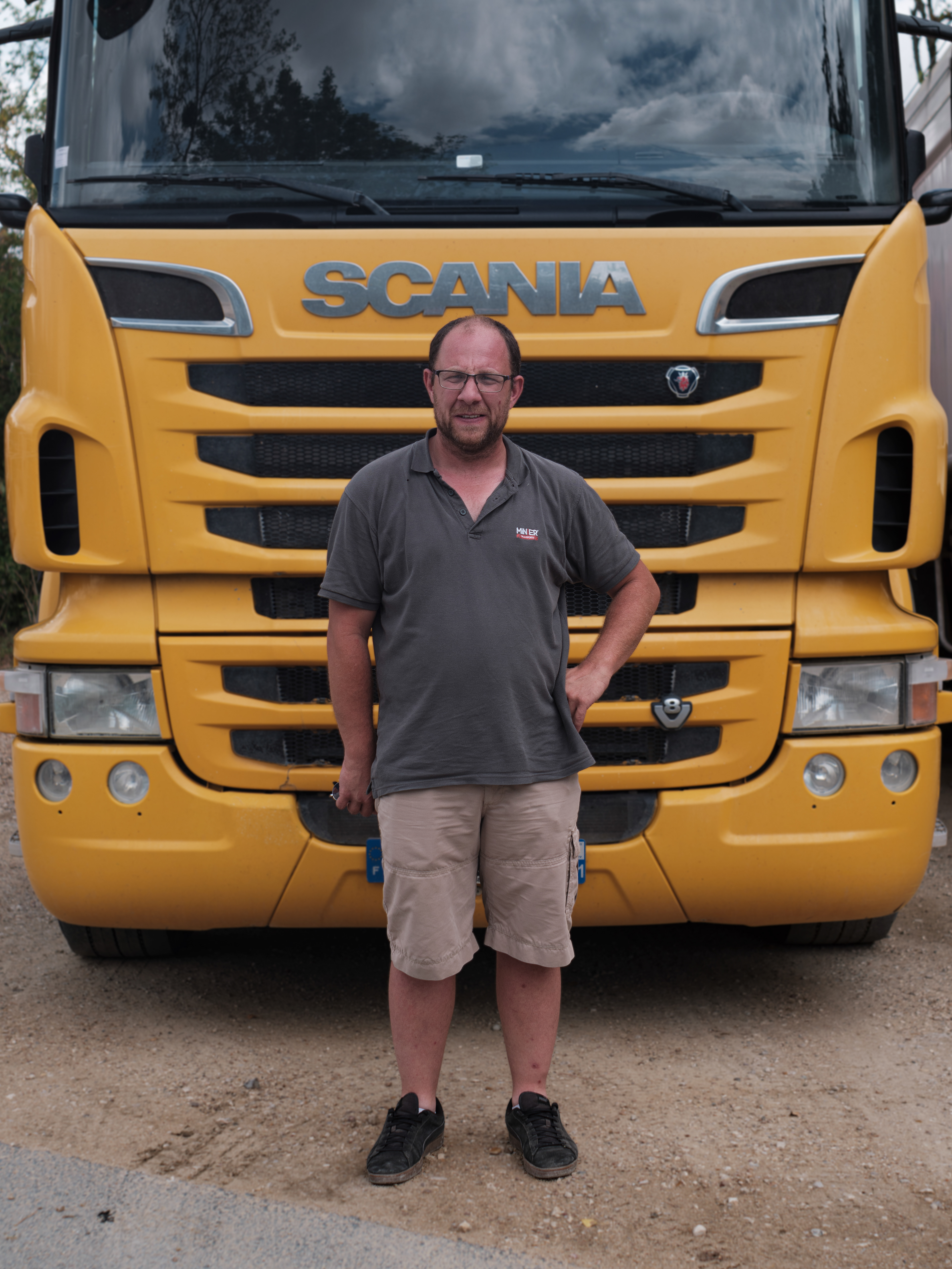 Alban est conducteur de poids lourd pour l'entreprise Minier depuis 10 ans. L'entreprise livre toute la région et alentours, jusque parfois même, Paris ou Bordeaux. Il aime le cadre familiale de la boîte. et s'entend avec tout le monde. Alban se plaît dans l'entreprise, de par son cadre familiale.