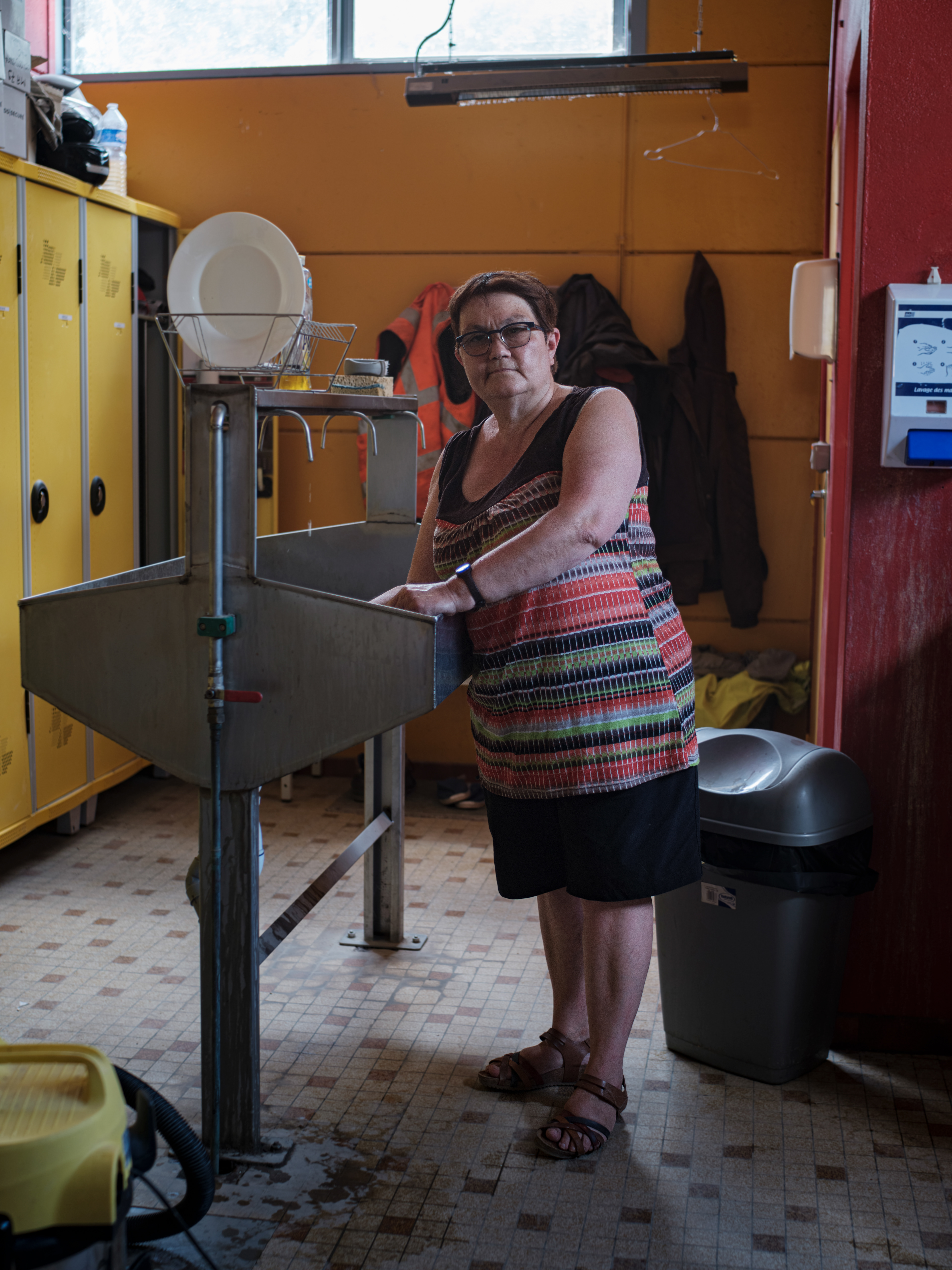 Sylvie est femme de ménage pour Minier depuis 10 ans. Malgré la majorité masculine de l'entreprise elle y trouve sa place et s'y sens considéré.