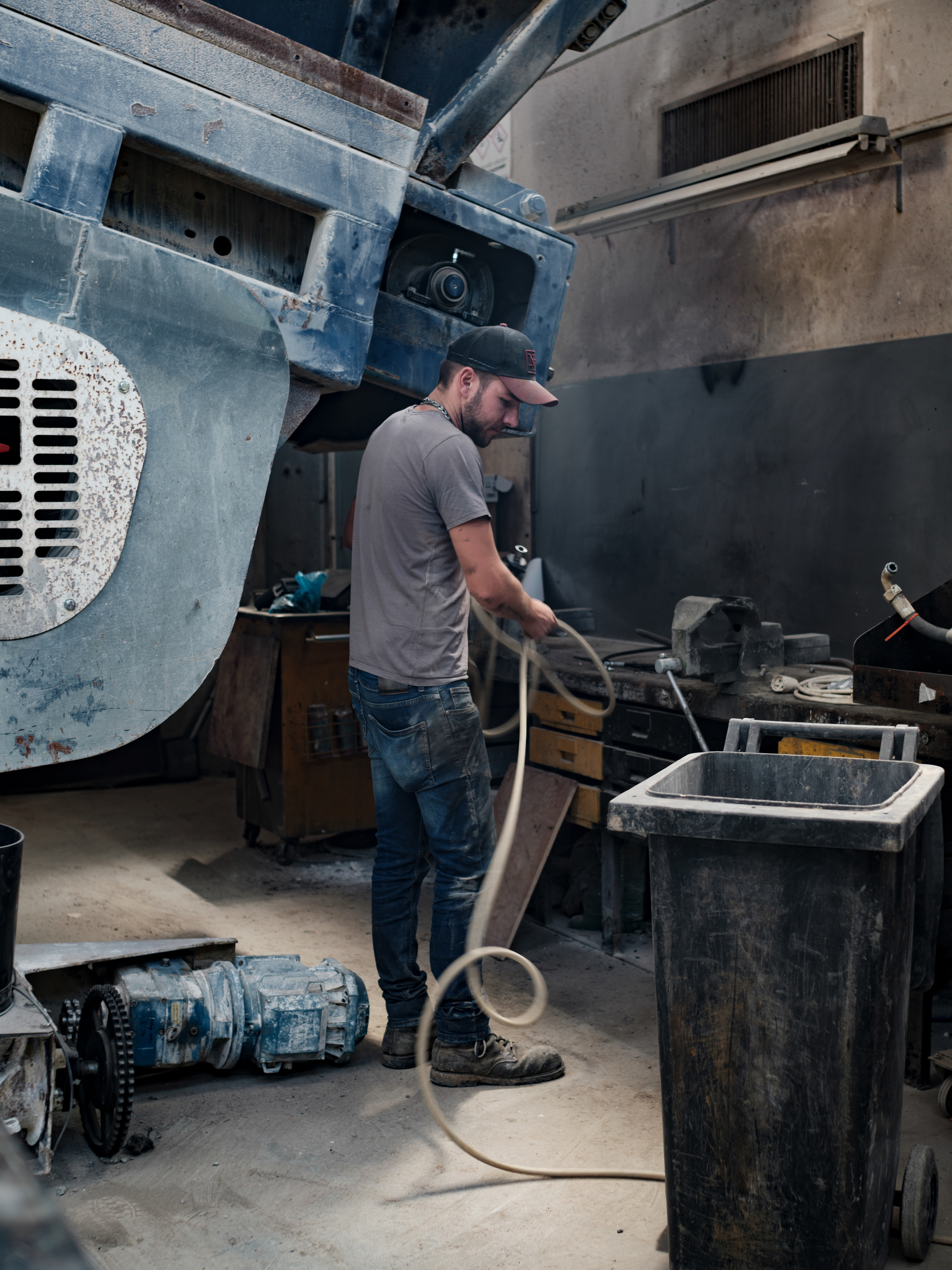 Florent est, pour le moment, intérim dans l'atelier de maintenance des machines. Il apprend au jour le jour avec ses collègues et a dors et déjà une promesse d'embauche pour la rentrée pour être conducteur poids lourd.
