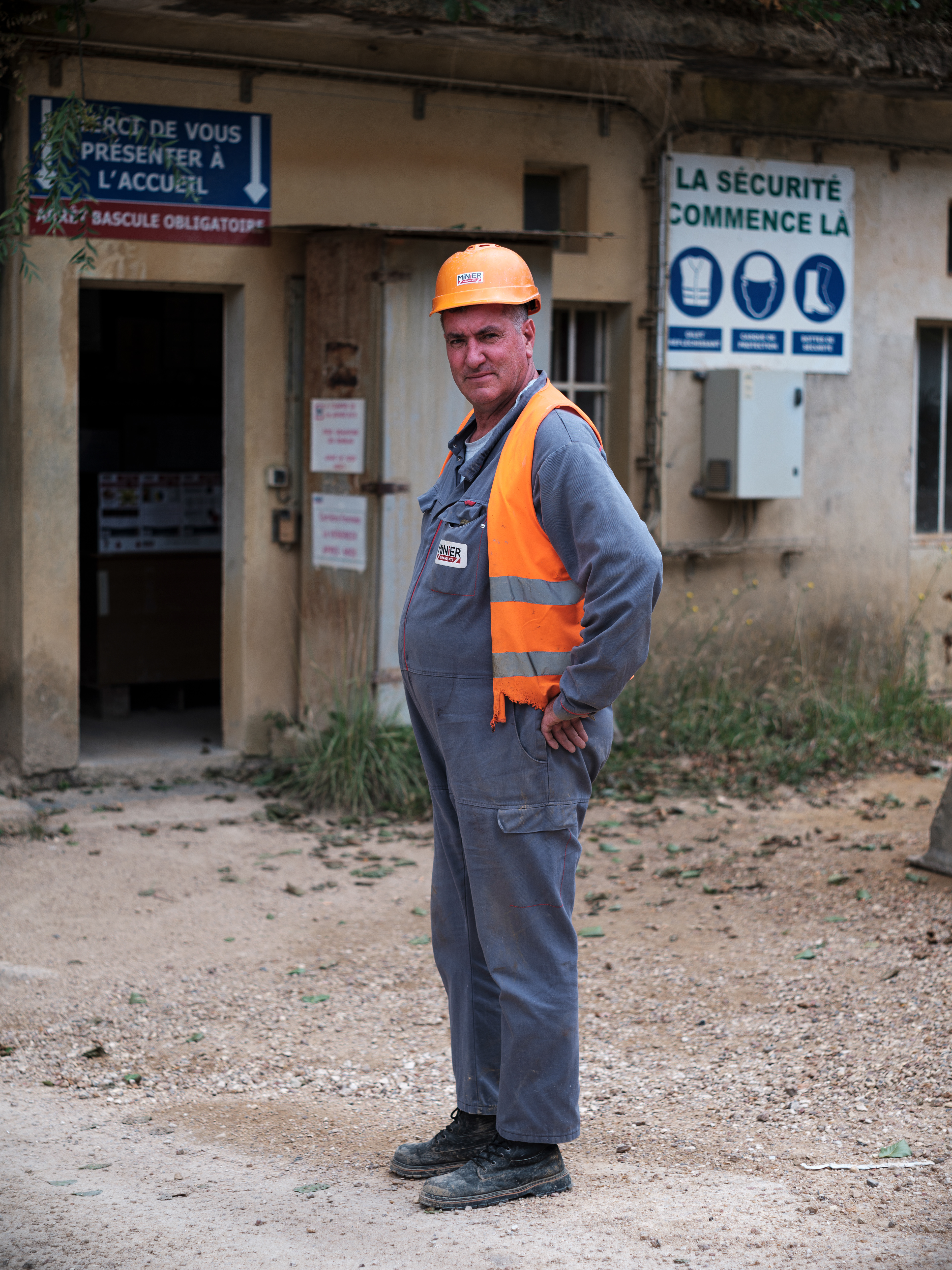 Jackie, dit "Kiki" est un des plus ancien de la carrière de Varennes avec 36 ans d'ancienneté. Il conduit tous les types d'engins présent sur le site et gère la distribution des ressources aux clients. Dans l'entreprise, il est aimé de tous.te et vice versa.