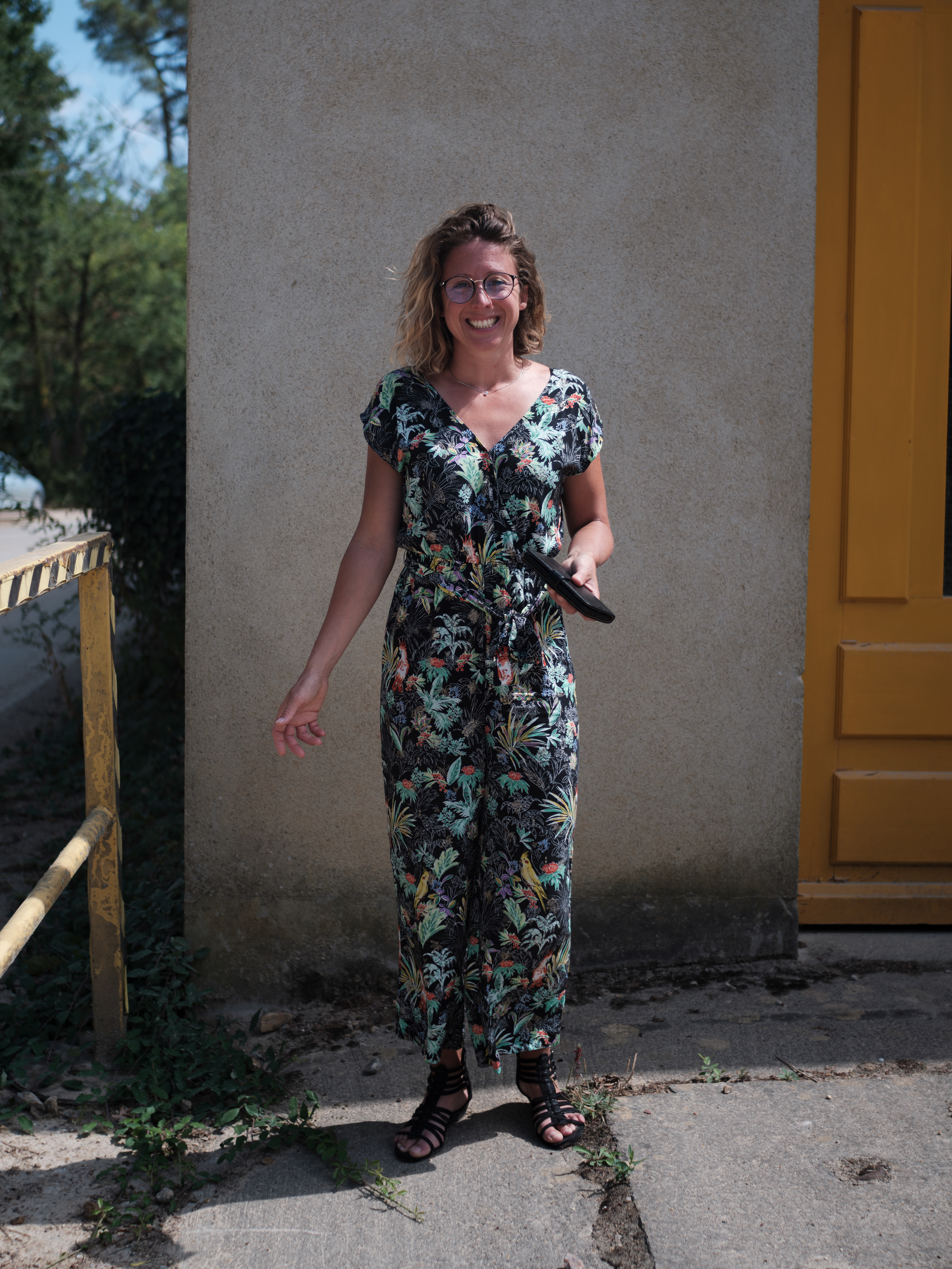 Emilie est dispatcheuse, elle gère toute la logistique du transport des marchandises et de leur distribution partout où il se doit. Elle a toujours travaillé dans le "caillou" et malgré l'omniprésence d'hommes sur le site, elle s'y sens à sa place depuis 5 ans.