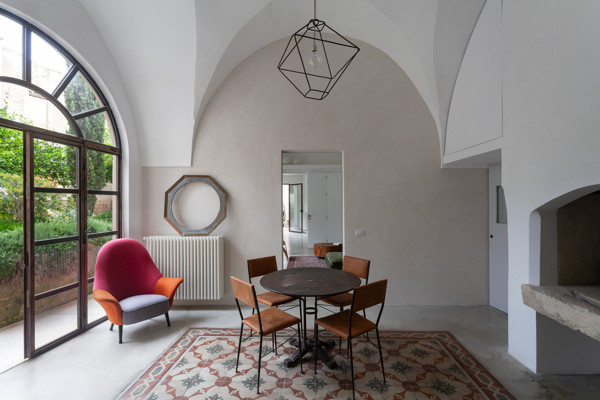 soggiorno minimal ed elegante di. una boutique home