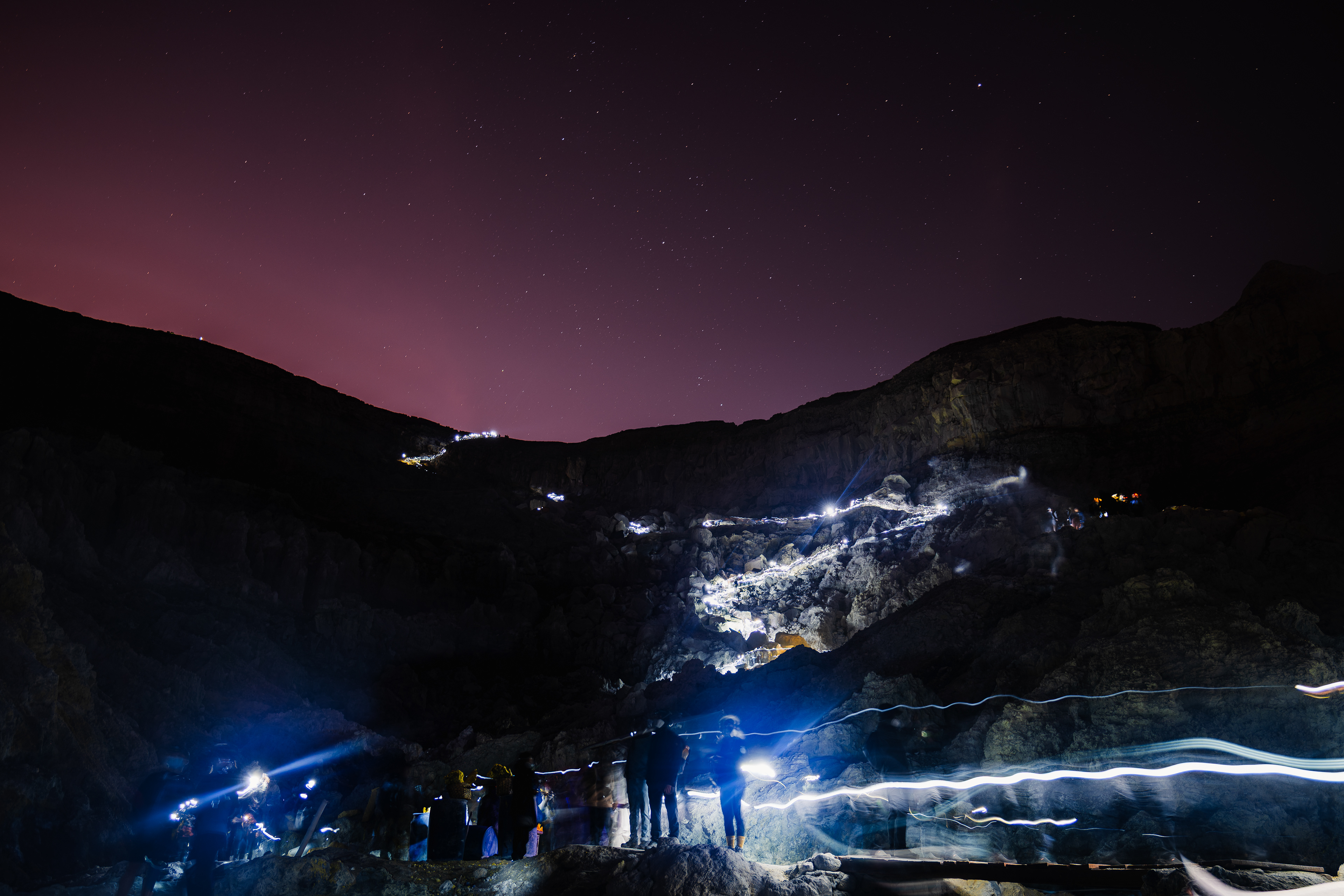 Sestup do kráteru sopky Kawah Ijen