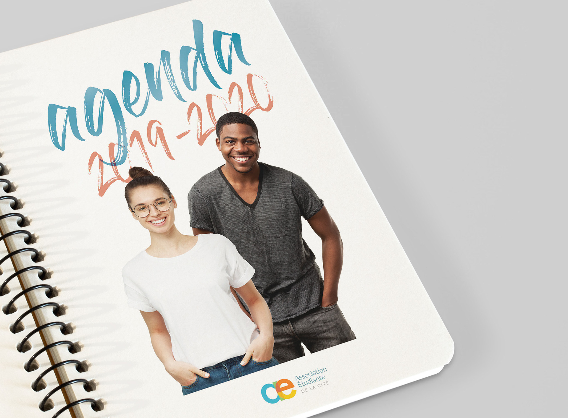 Agenda cover shows 2 students smiling and the text "agenda 2019-2020".