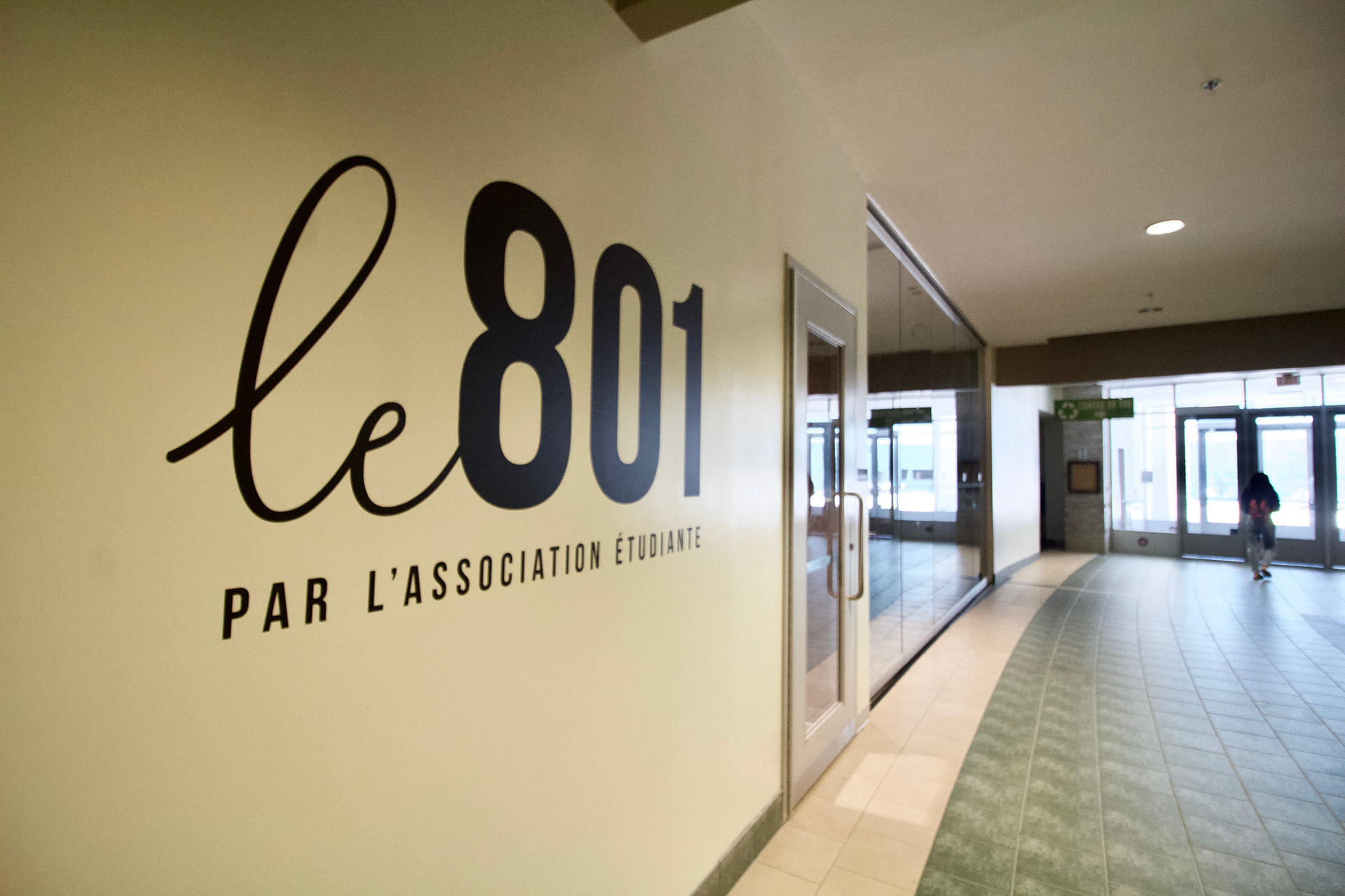 Le 801 logo vinyl on a wall outside the restaurant.