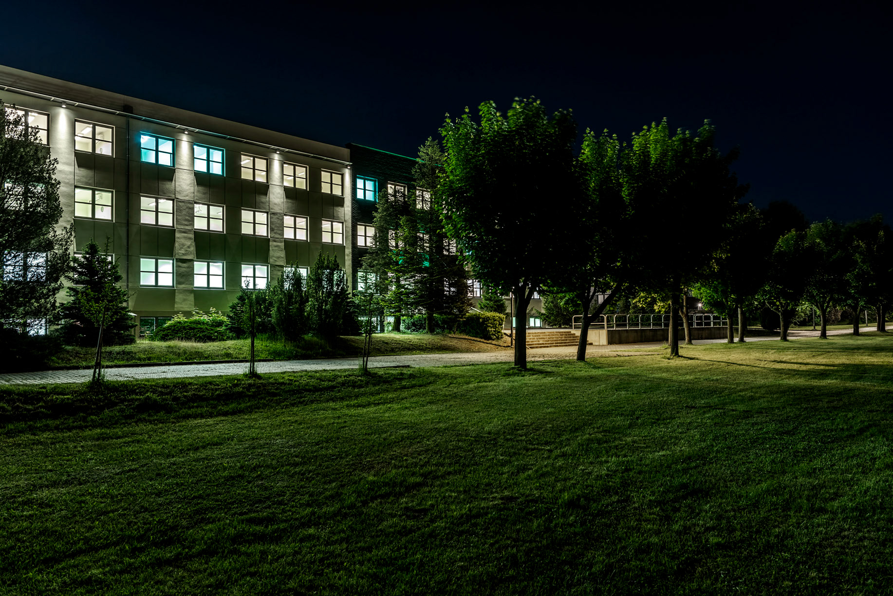 Fotomotiva SKwP budynek w nocy ujęcie 4