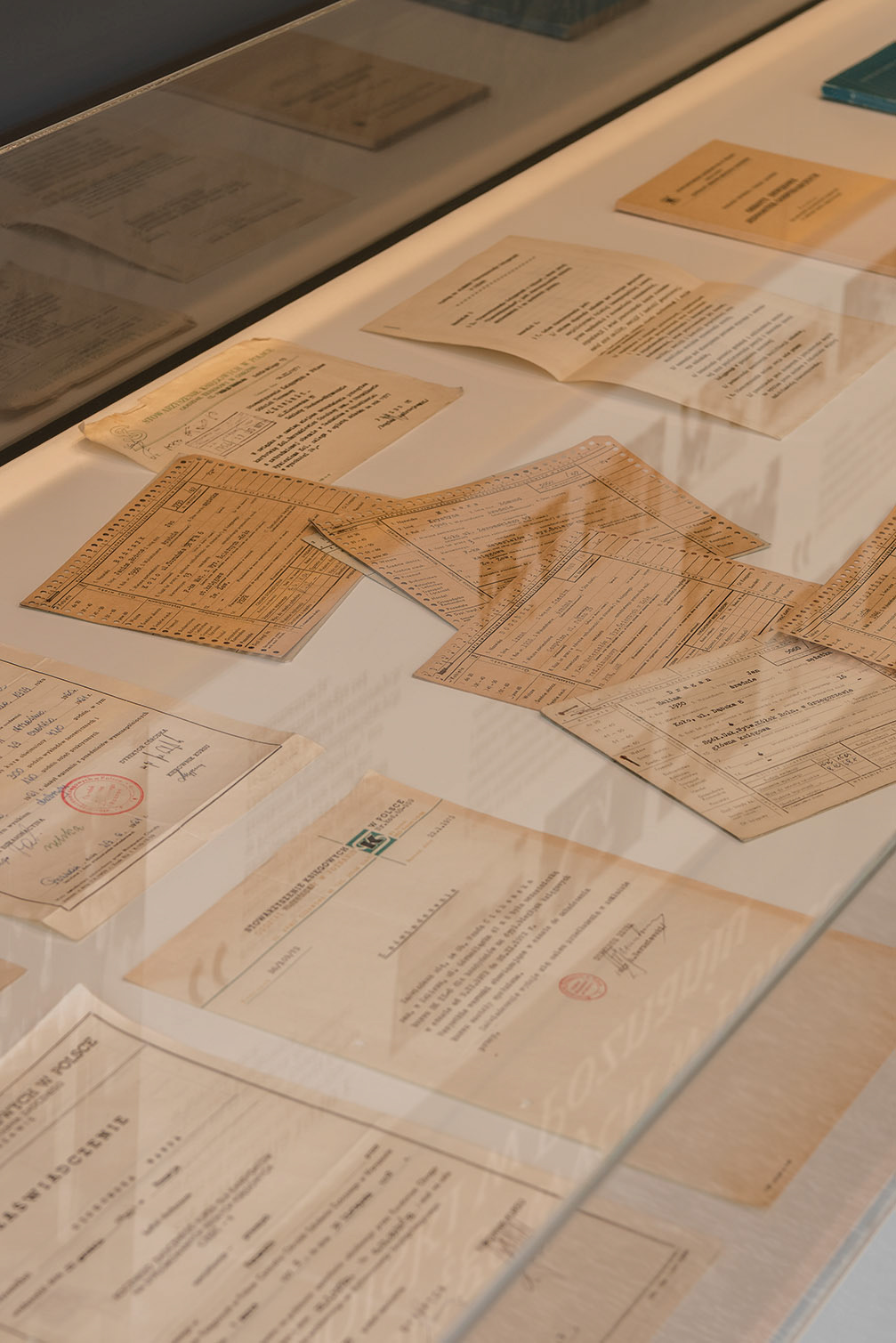 Fotomotiva SKwP pierwsze piętro kącik historyczny dokumenty