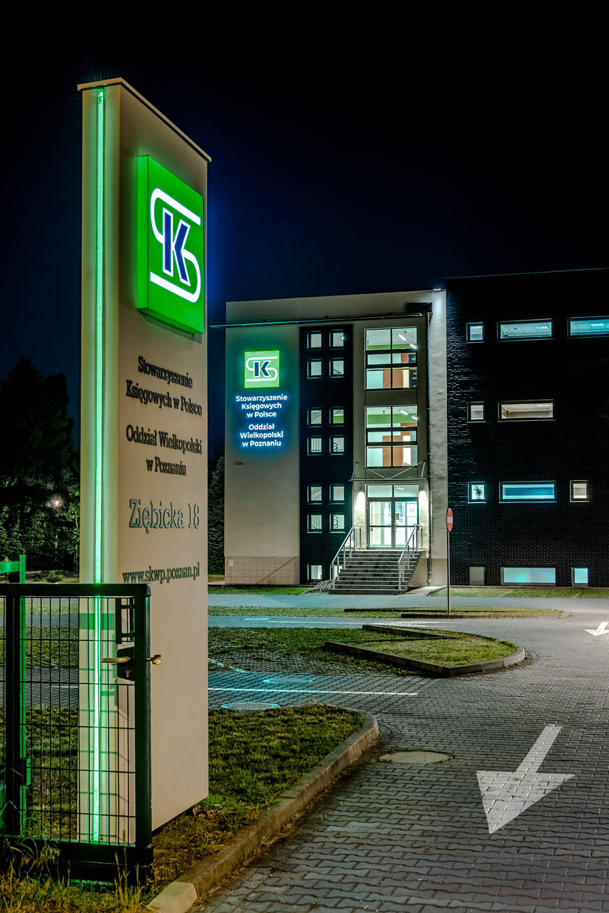 Fotomotiva SKwP pylon w nocy ujęcie 2