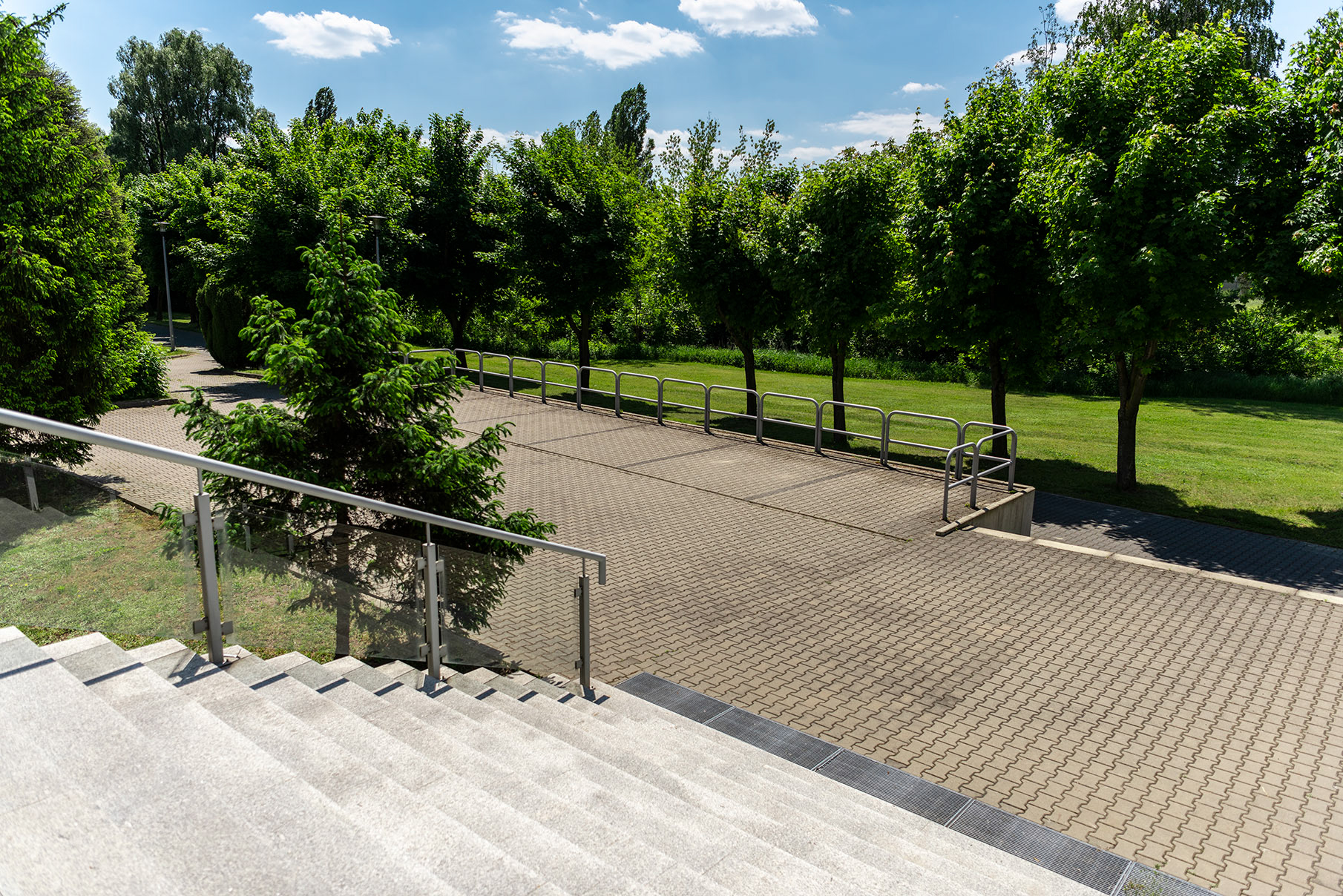 Fotomotiva SKwP parking mały w dzień