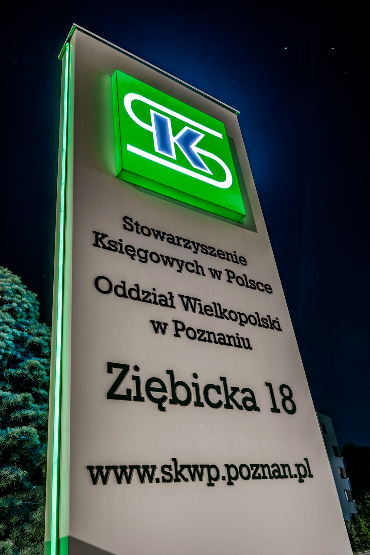 Fotomotiva SKwP pylon w nocy ujęcie 1