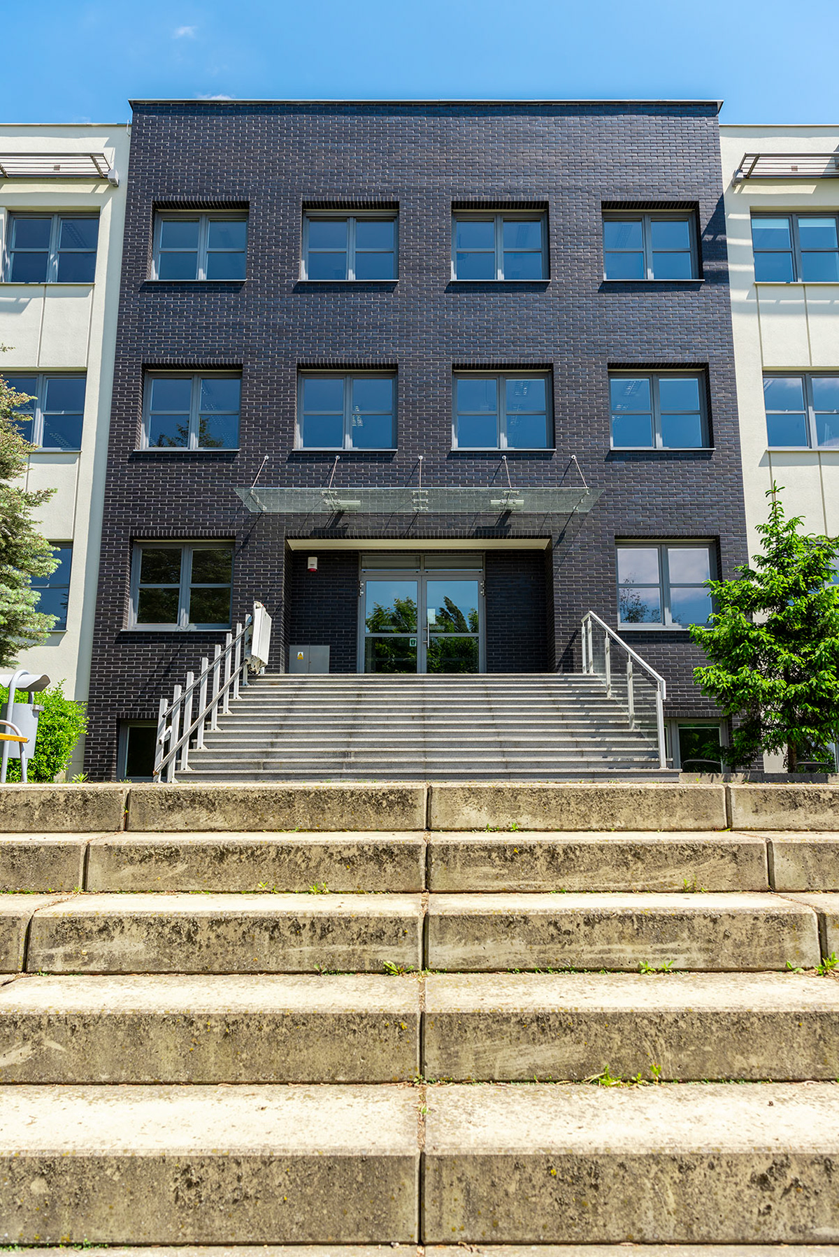 Fotomotiva SKwP budynek w dzień kadr 3