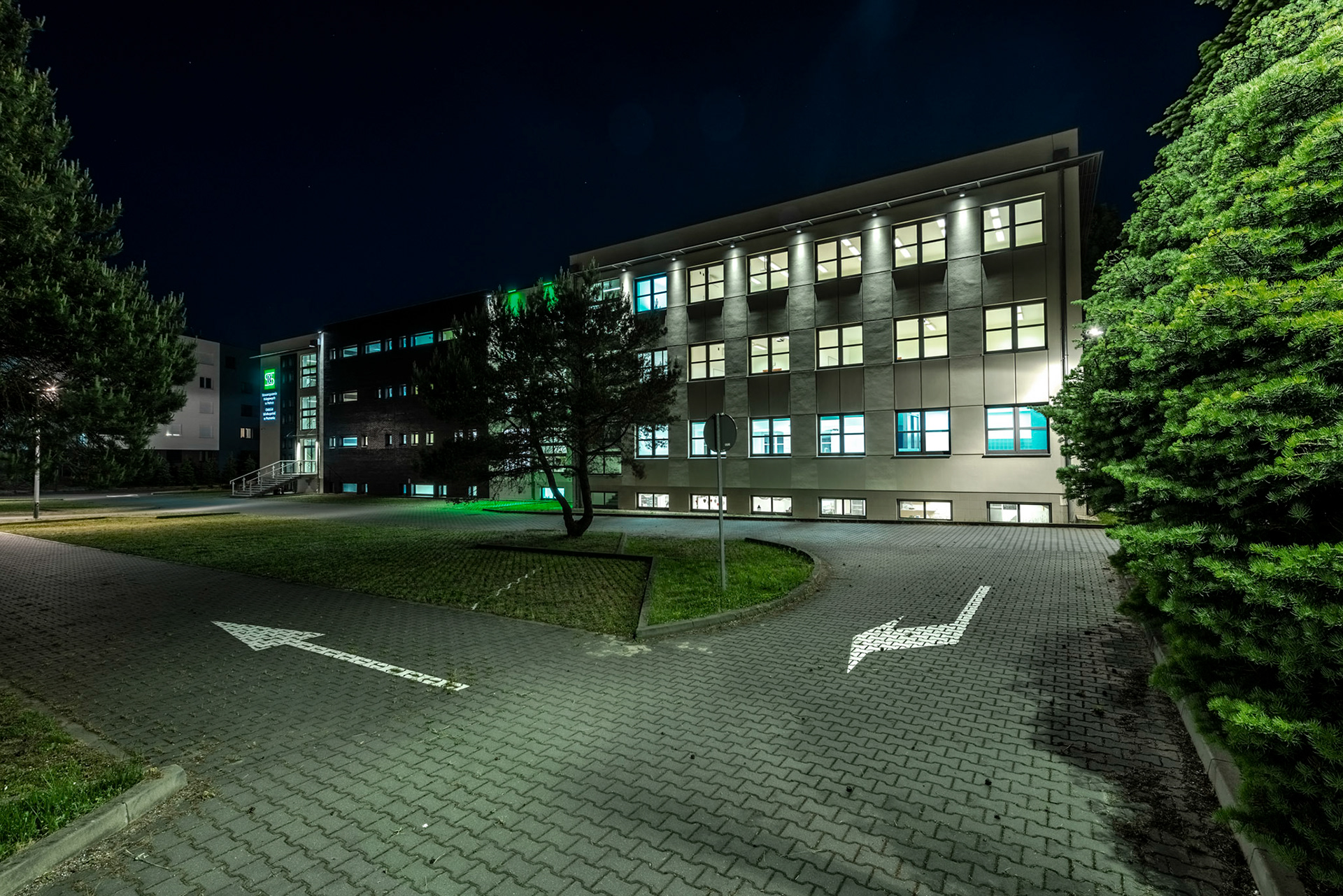 Fotomotiva SKwP budynek w nocy ujęcie 2