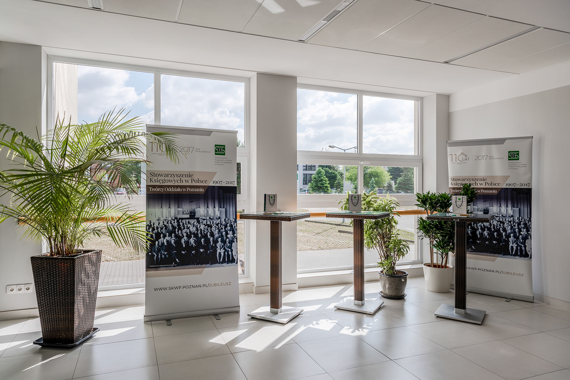 Fotomotiva SKwP korytarz parter stoliki