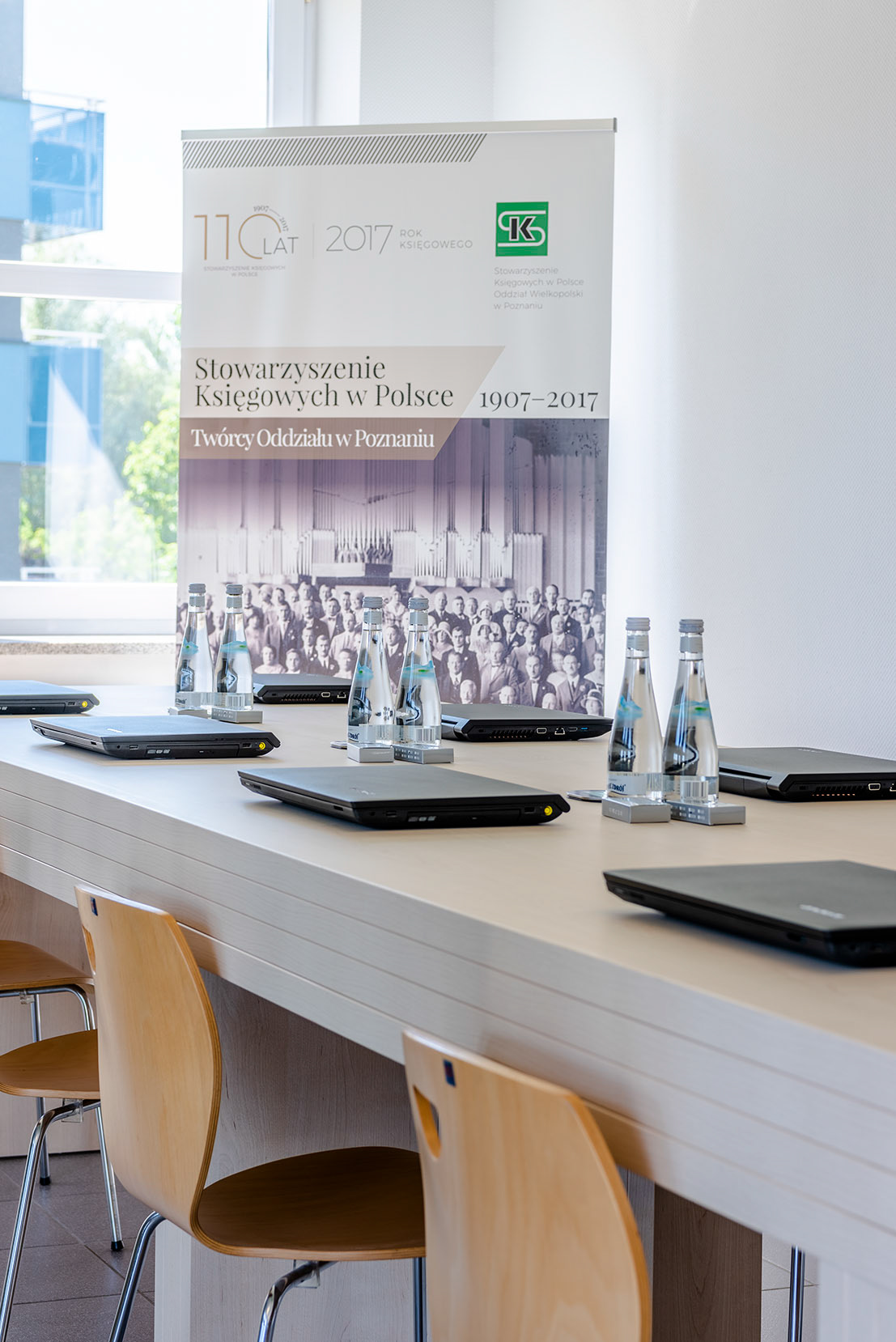 Fotomotiva SKwP pierwsze piętro laptopy kadr