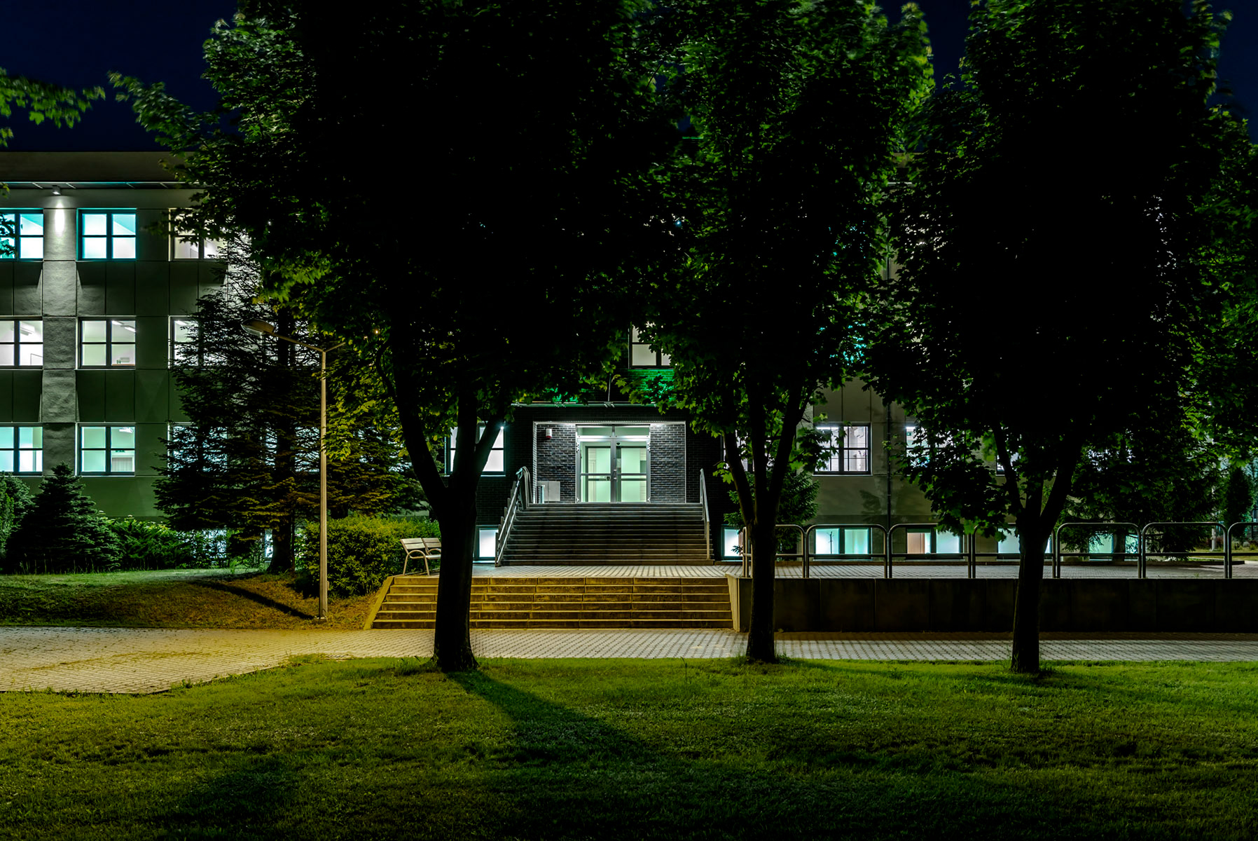 Fotomotiva SKwP budynek w nocy ujęcie 3