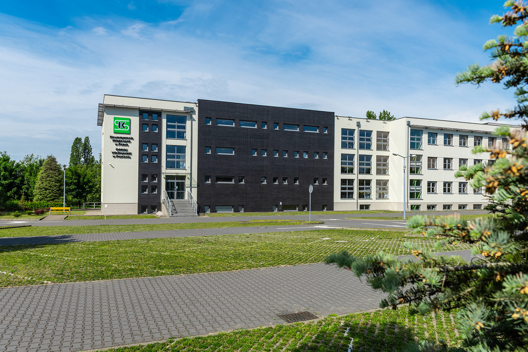 Fotomotiva SKwP budynek w dzień ujęcie 2