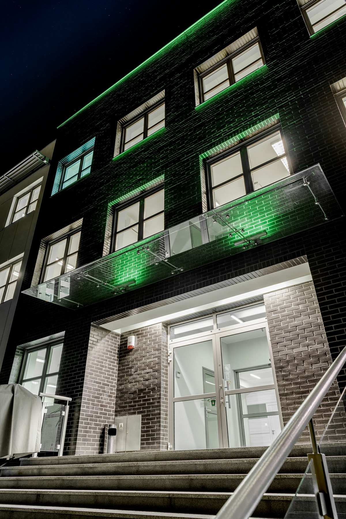 Fotomotiva SKwP budynek w nocy kadr