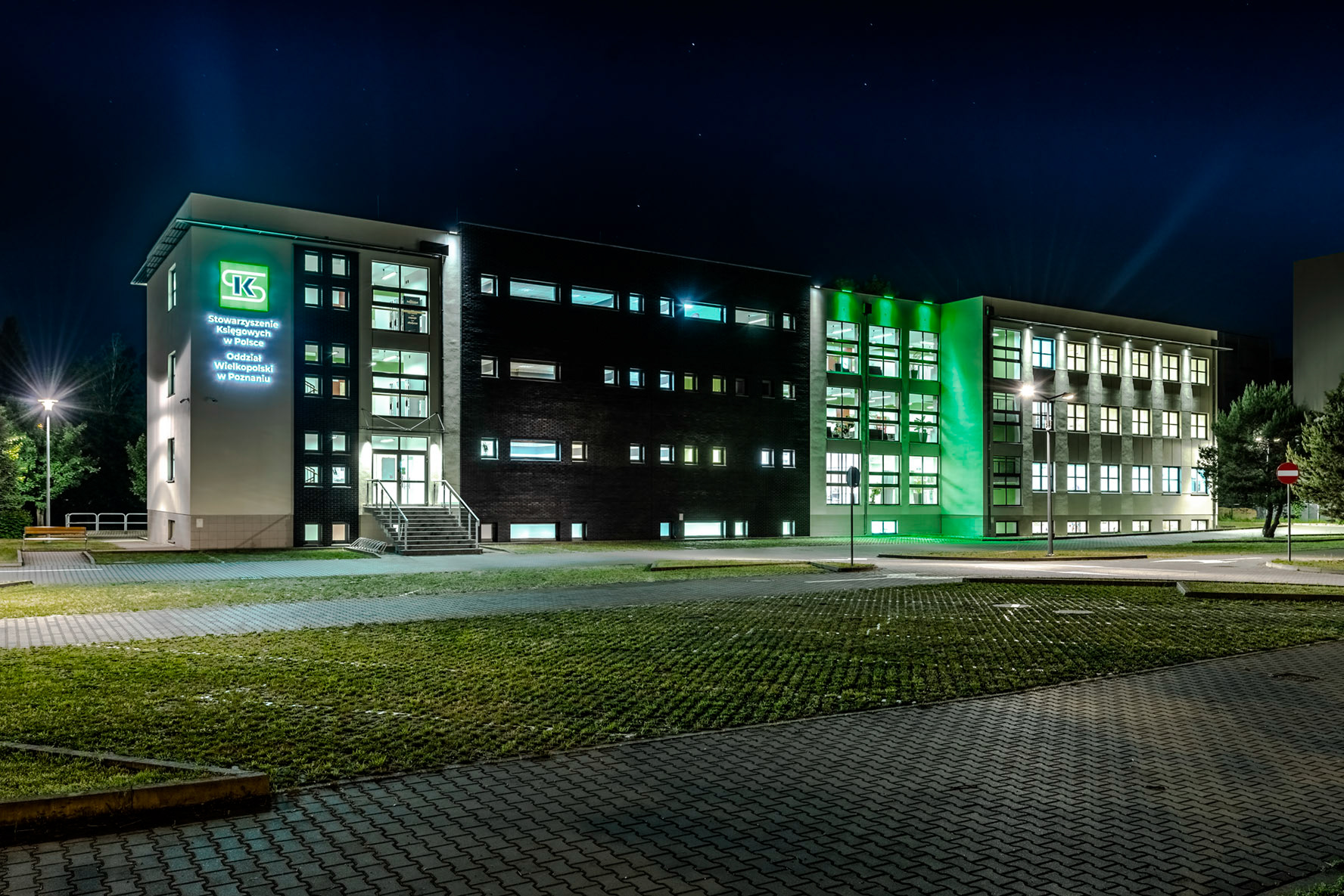 Fotomotiva SKwP budynek w nocy ujęcie 1