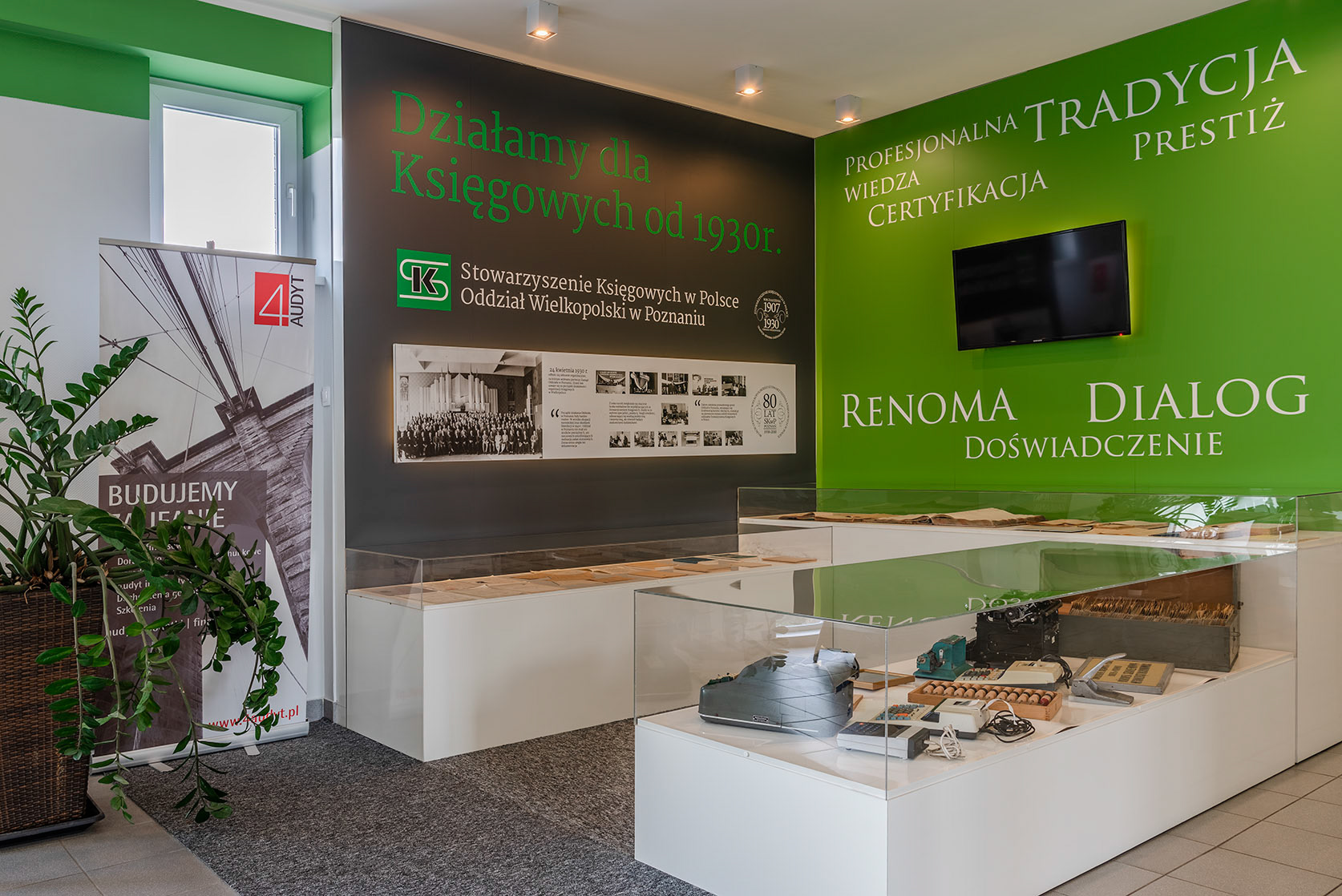 Fotomotiva SKwP pierwsze piętro kącik historyczny