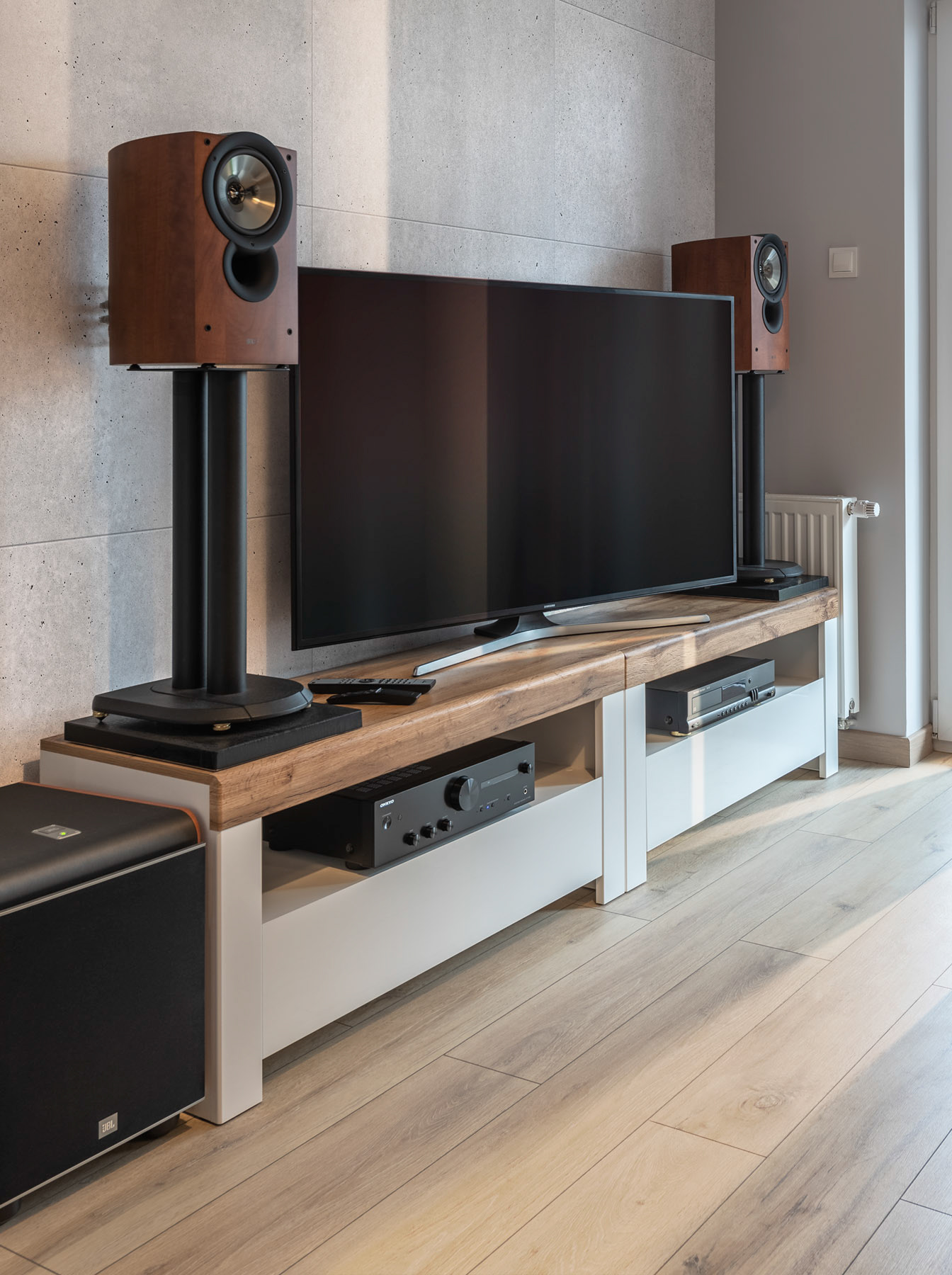 Fotomotiva Kawalerka w Poznaniu zestaw audio TV