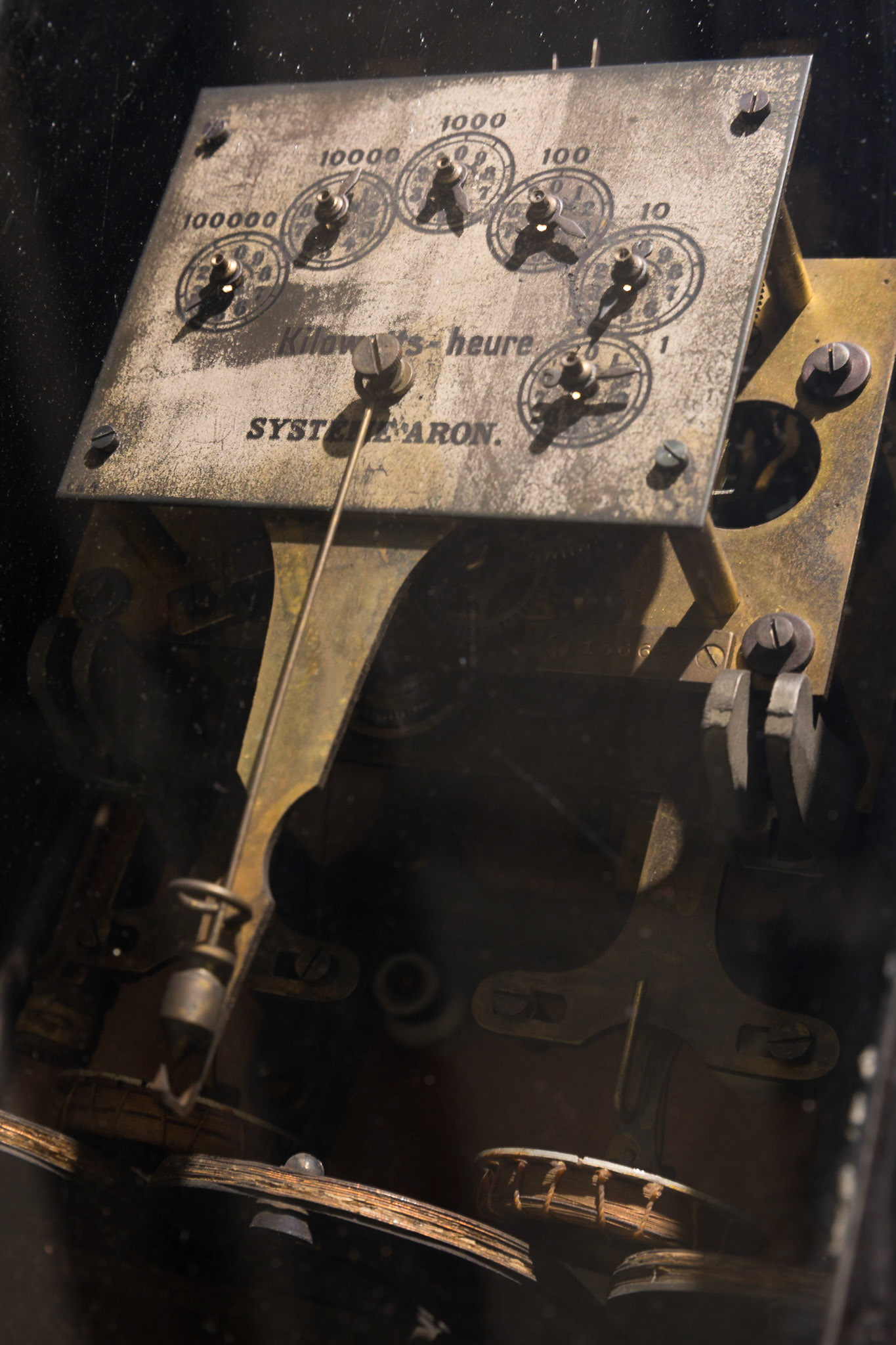 Pendulum meter, 1906. The timer of the meter is actuated by the differential between a constant pendulum animated by a clock system and a pendulum which varies according to the consumption.