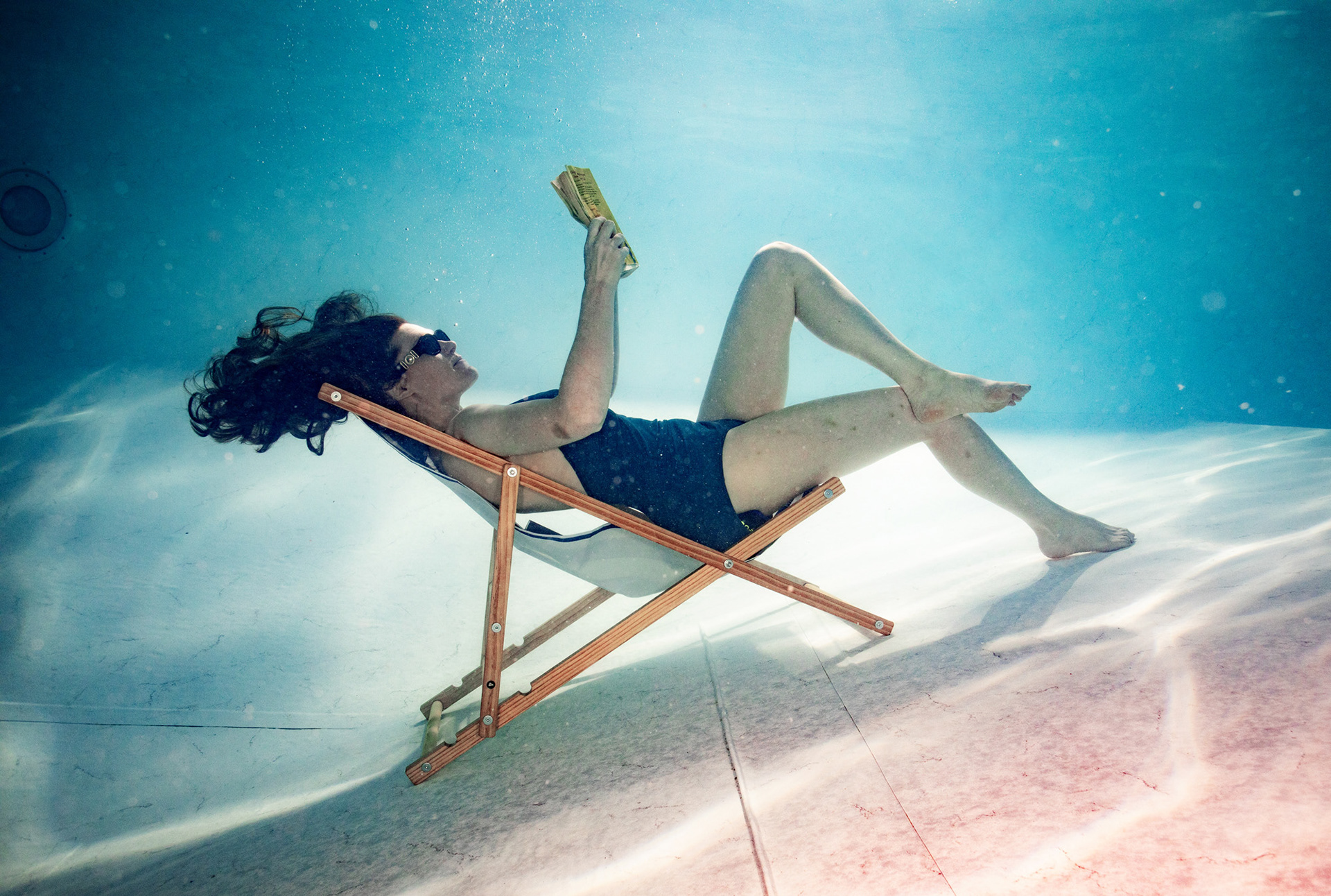 Nicola Jackson cools off underwater during a UK heatwave. 
