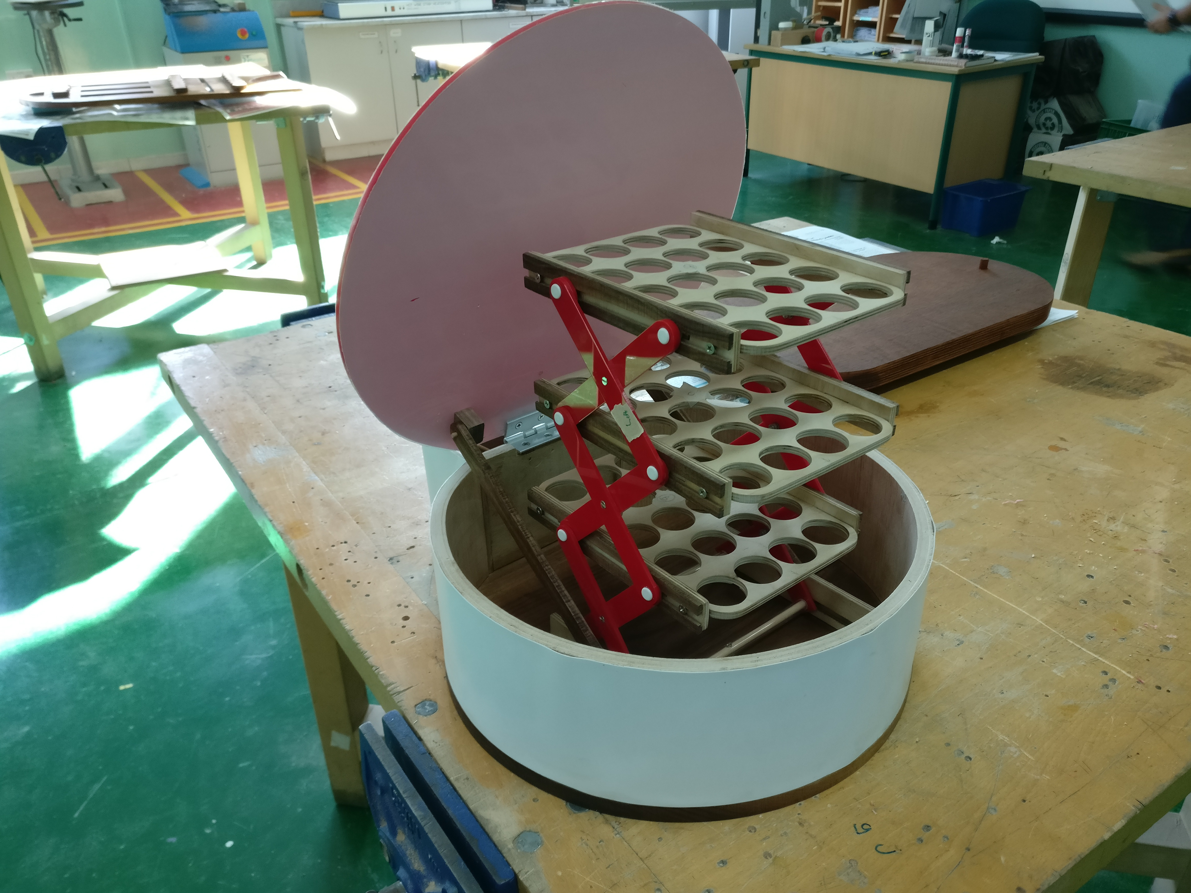 Added the connecting rods from the lid to the base of the mechanism.