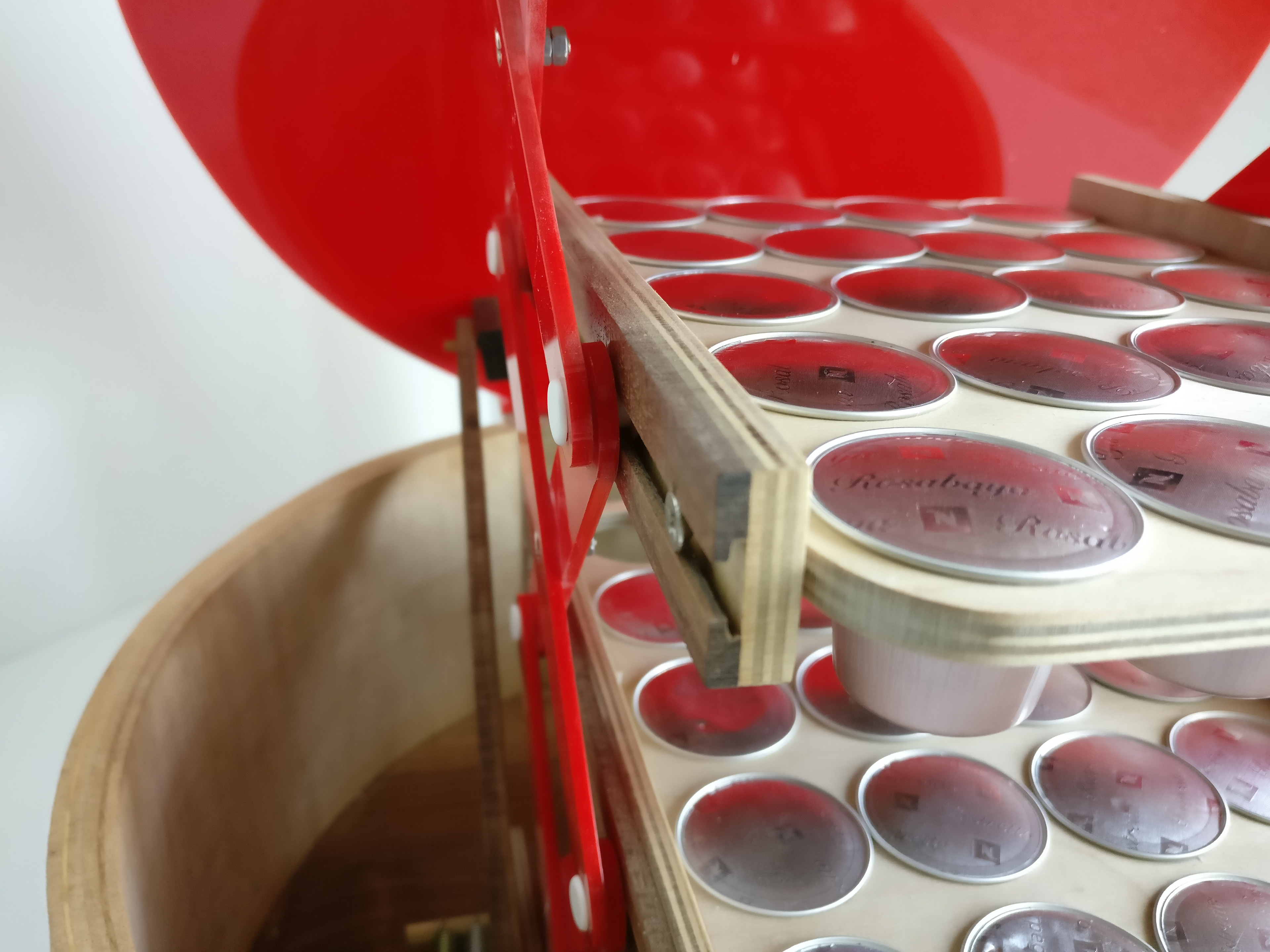 Close up of the tray tracks