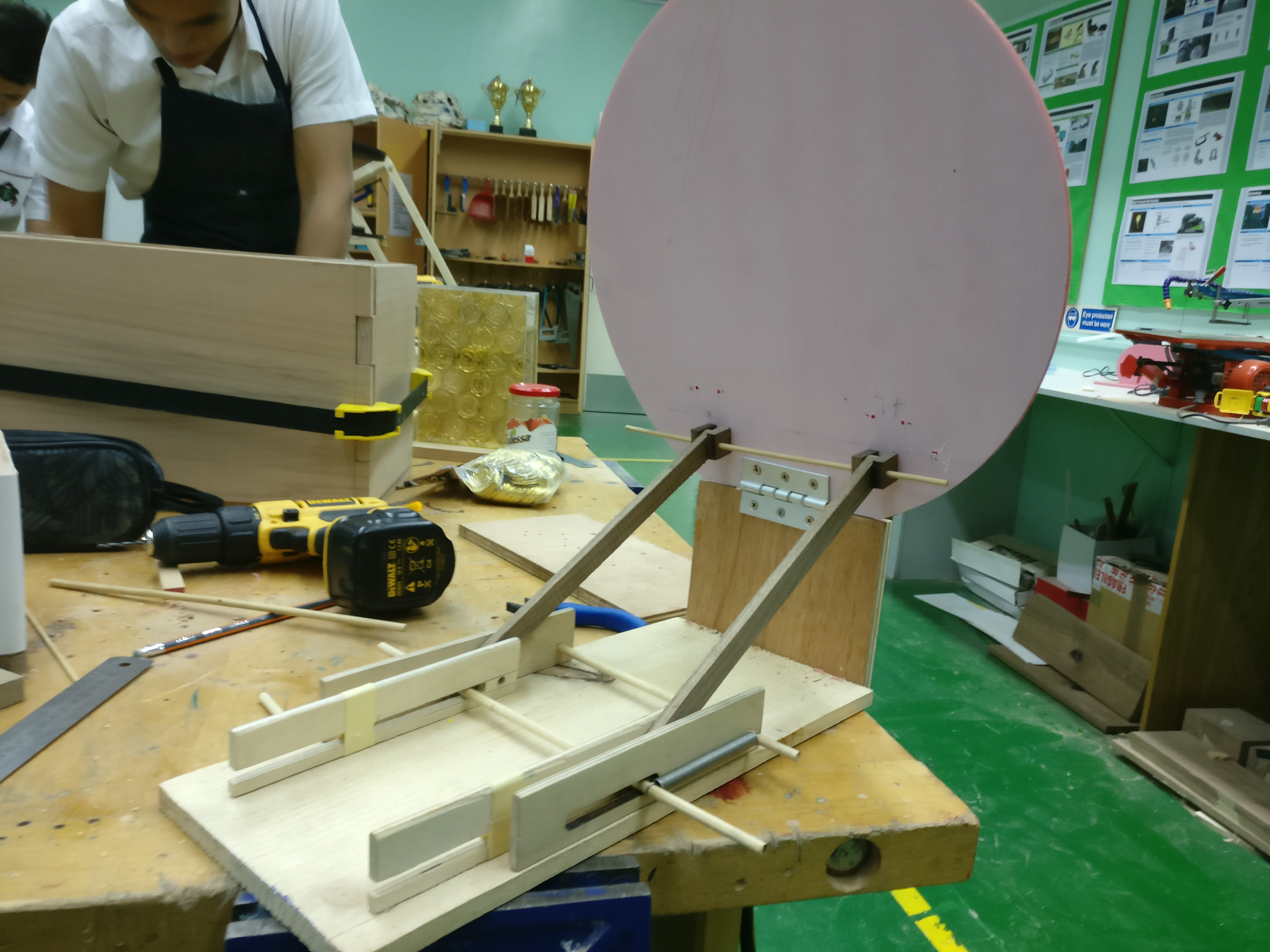Testing the closing mechanism to make the trays collapse when the lid is closed
