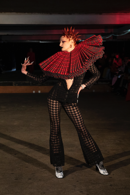 Le modèle Mimi porte une veste et un pantalon en pied de poule transparent.