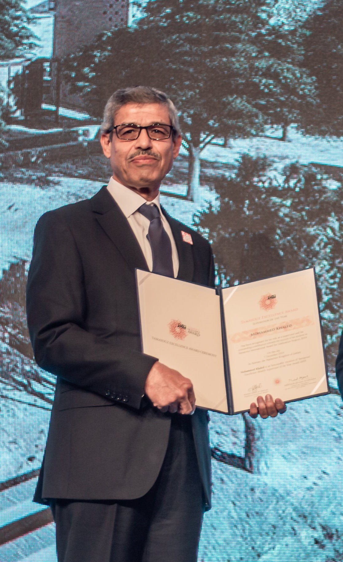 Arch. Mohammad K Zaghmouri receiving the Tamayouz Award. 2022