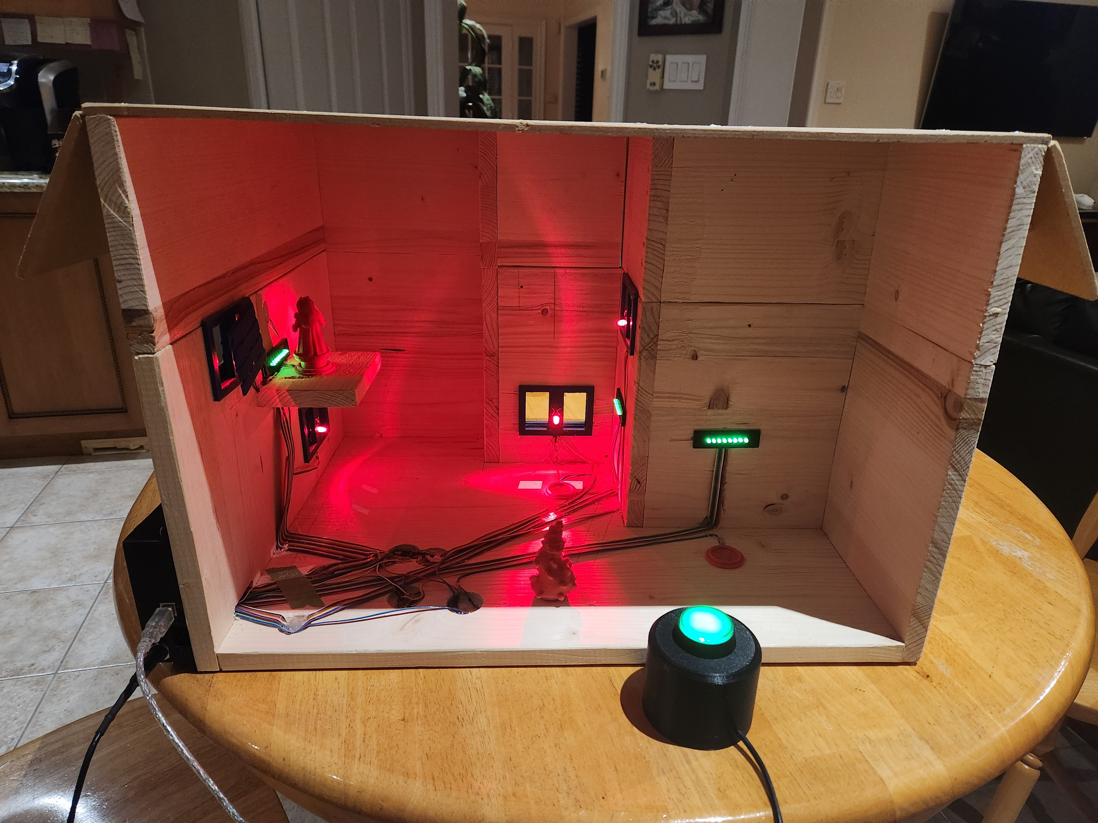 This is the cabin interior with all the status indicators installed. The red spotlight represents the monster’s vision cone, and the green lights show the remaining health of each wall.