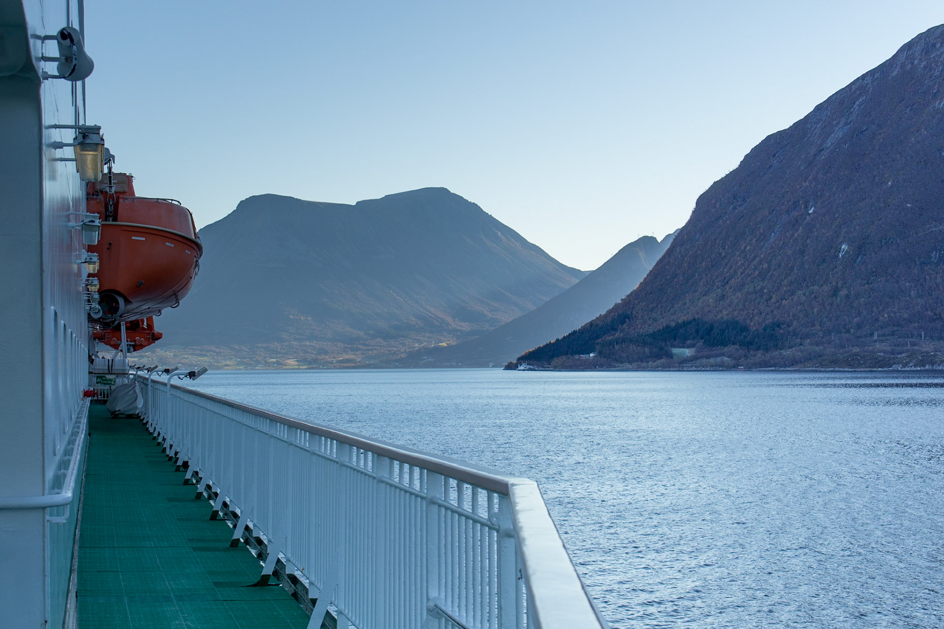 Sailing along Norangsfjorden