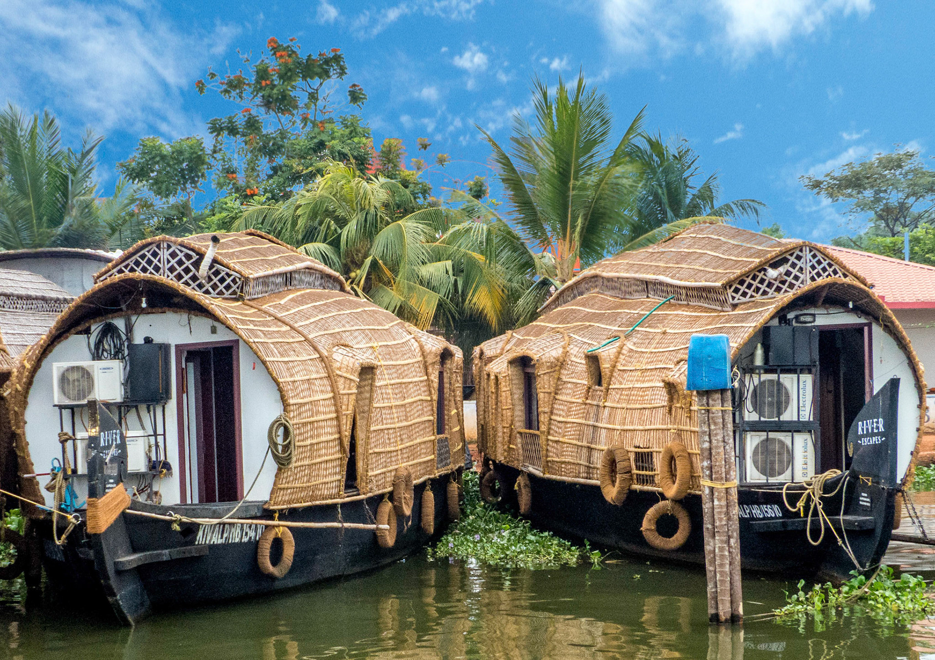 The originals of this design were used for transporting rice from the Backwater paddy fields - now the designs house luxurious one or two cabin accommodation for tourists (over 1000 navigate the Backwaters during the tourist season).