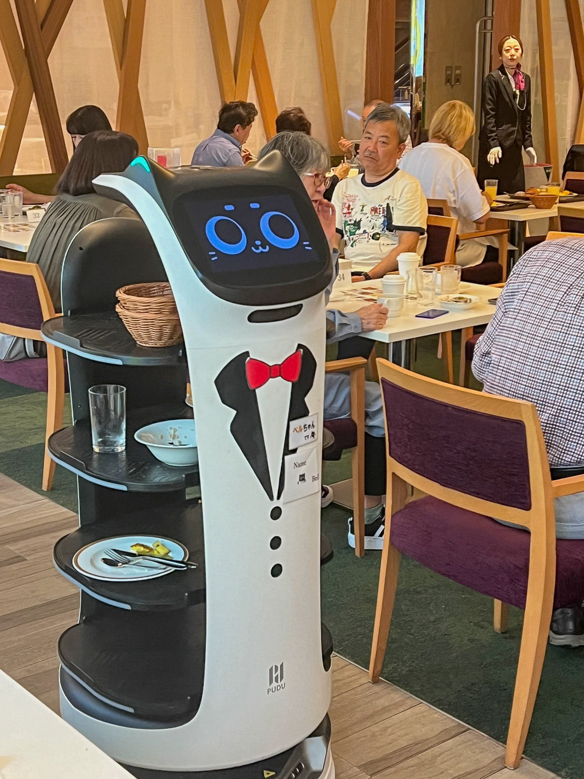 Hiroshima Hotel - Robot breakfast waiter